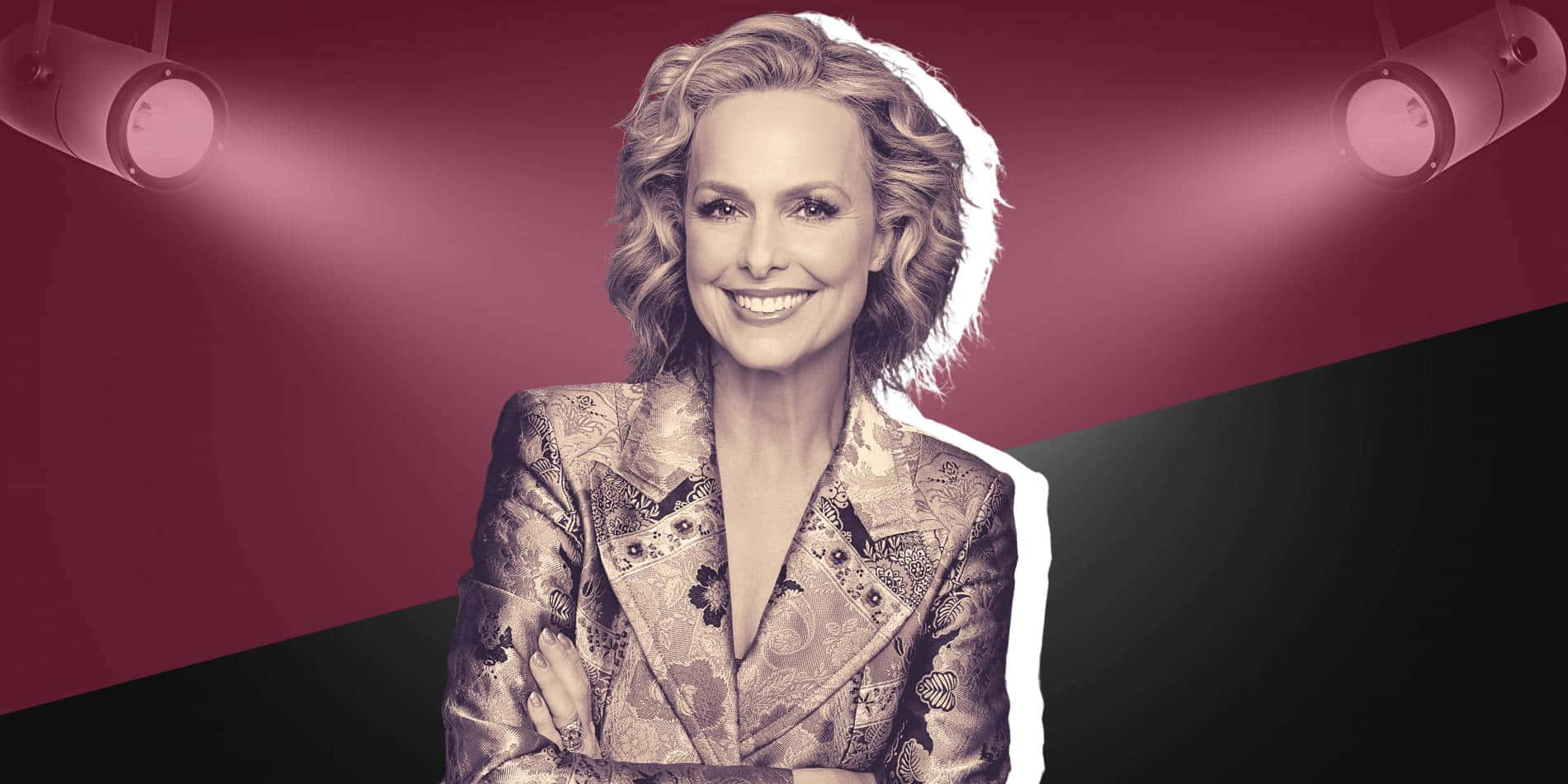 Melora Hardin 桌布 壁紙 — 一位微笑的女性穿著圖案西裝外套，站在舞台燈光下，背景是洋紅色和黑色分割。