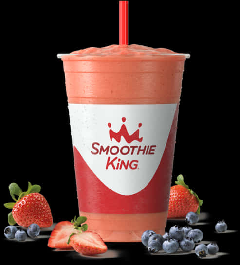 Smoothie King草莓藍莓混合冰沙 壁紙 — 一個充滿活力的粉紅色冰沙，放在品牌杯子裡，周圍是新鮮的草莓和藍莓，背景是黑色。