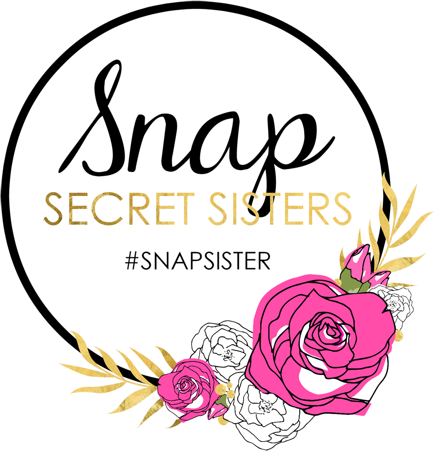 Snap Secret Sisters 圖形標誌 壁紙 — 黑色背景上有一個白色圓圈，內有文字 'Snap Secret Sisters' 和帶金色葉子的粉白色玫瑰。