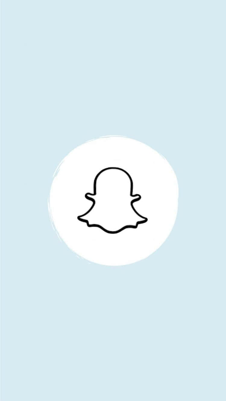 用Snapchat拍出成功！ 壁紙 — 一個簡約的黑色Snapchat鬼魂標誌輪廓，置於白色圓形內，背景為柔和藍色。