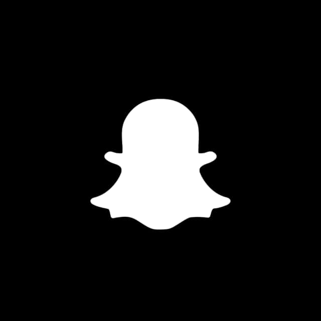 Snapchat 鬼魂標誌 - 黑底 壁紙 — 一個鮮明的白色Snapchat鬼魂標誌，居中在純黑色背景上。