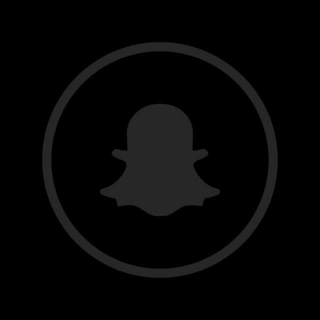 Snapchat黑白標誌 壁紙 — 在純黑色背景上，一個極簡的深灰色Snapchat鬼魂圖示置於薄圓形輪廓內。