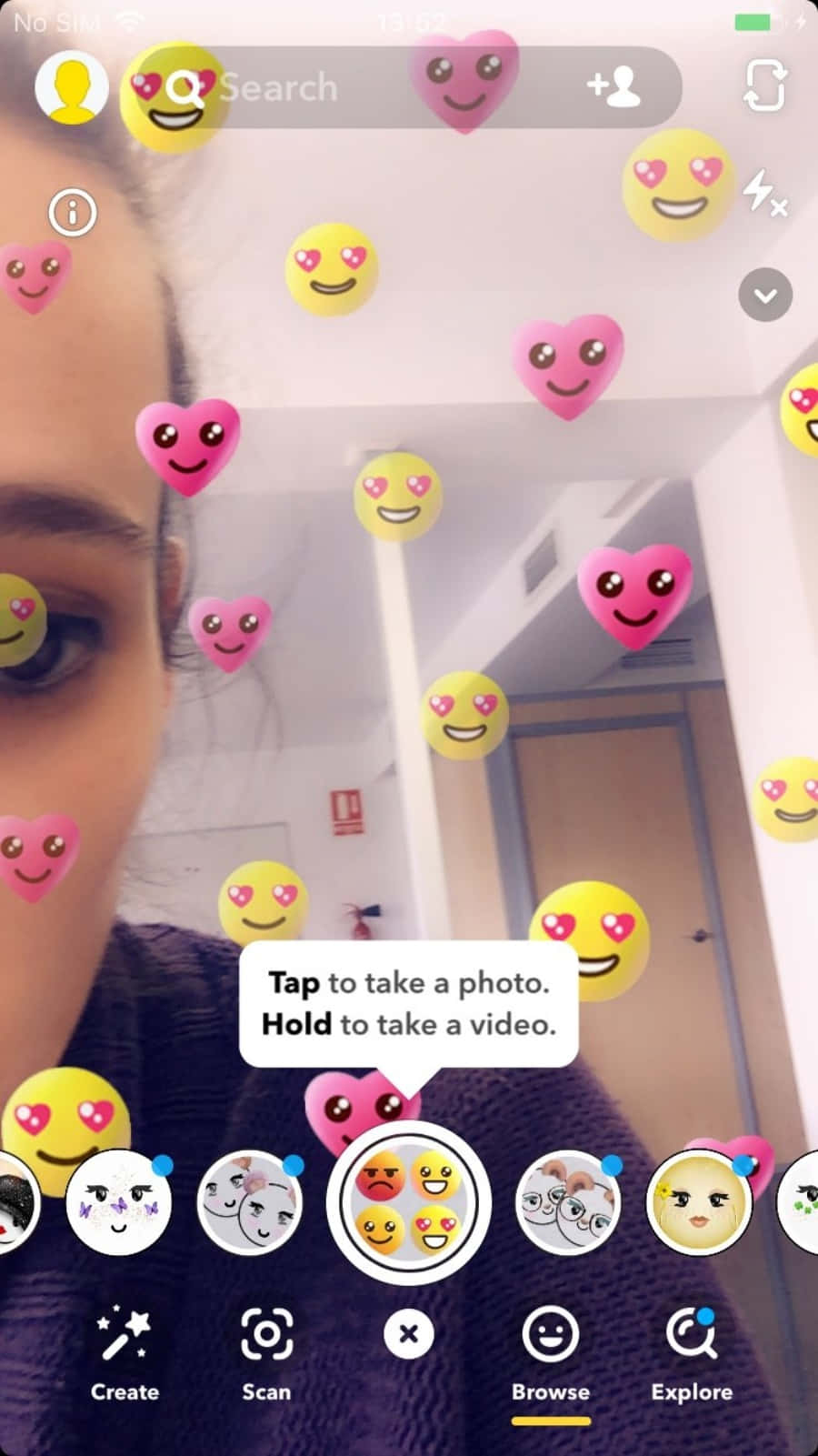 走廊中漂浮表情符號貼紙的自拍。