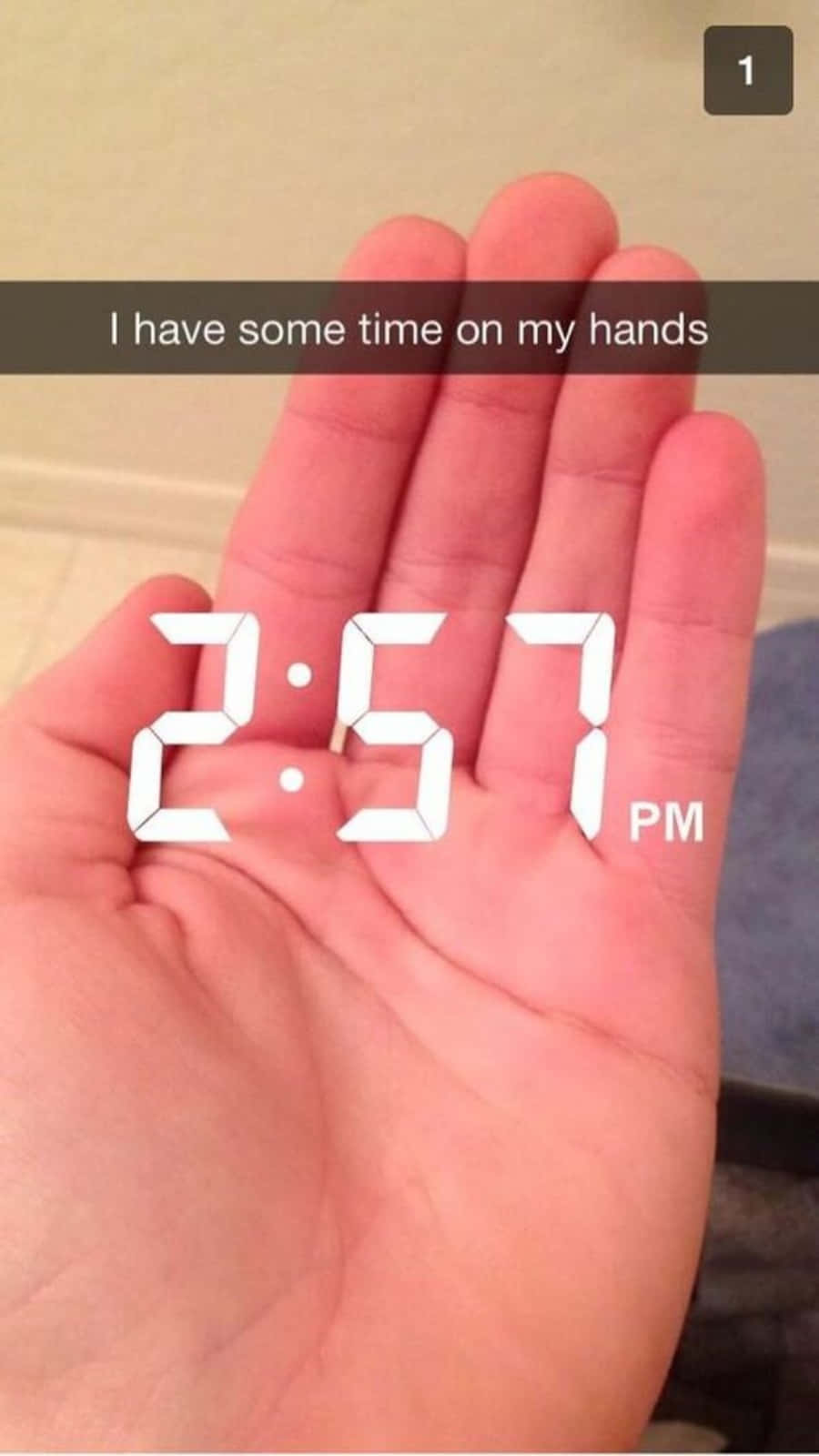 手部特寫，數字時鐘顯示下午2:57和文字「I have some time on my hands」。