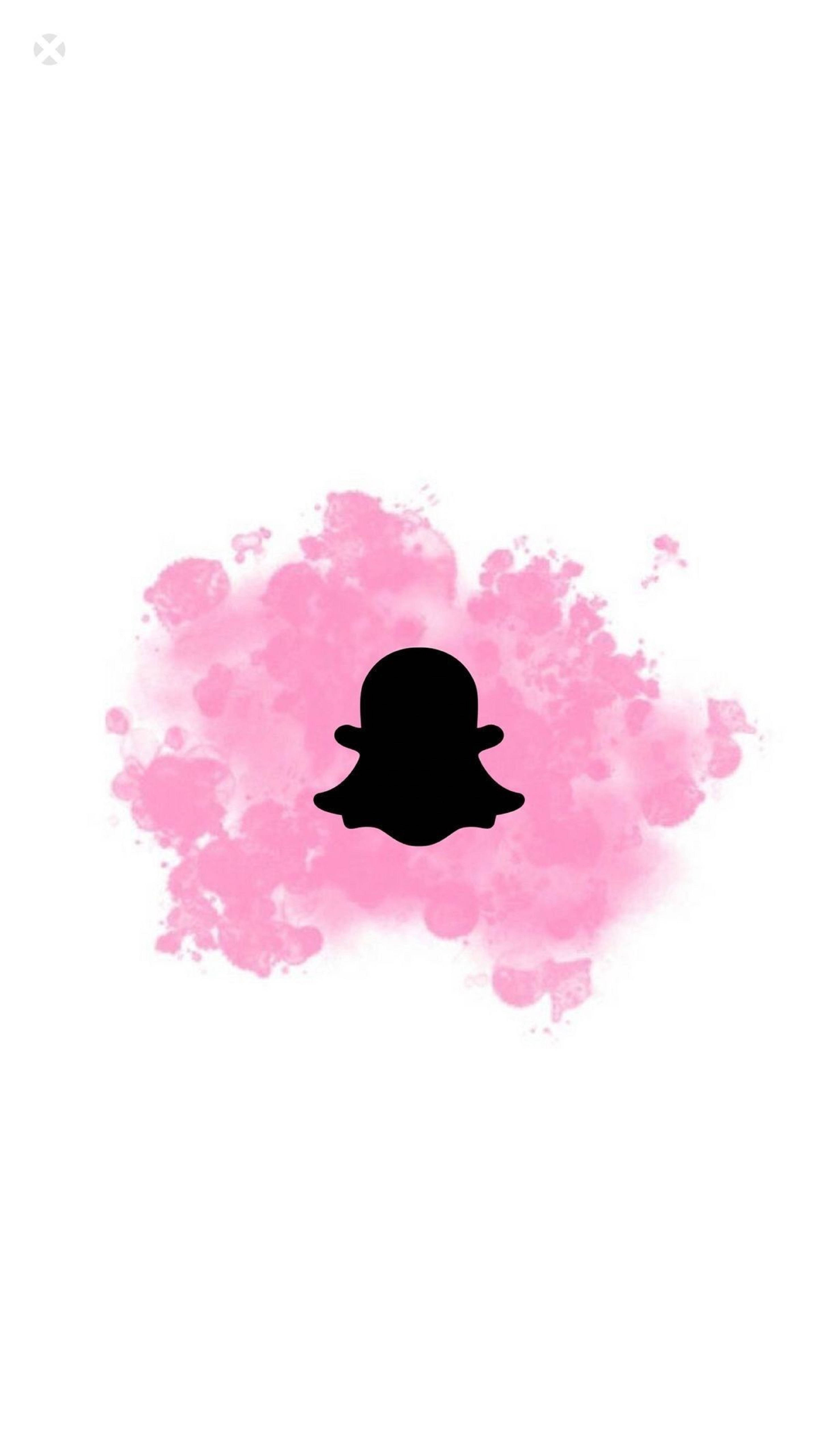 Snapchat 粉紅水彩風格標誌 壁紙 — 一個黑色Snapchat鬼魂標誌，居中於柔和的粉紅色水彩潑濺上，背景為潔白。