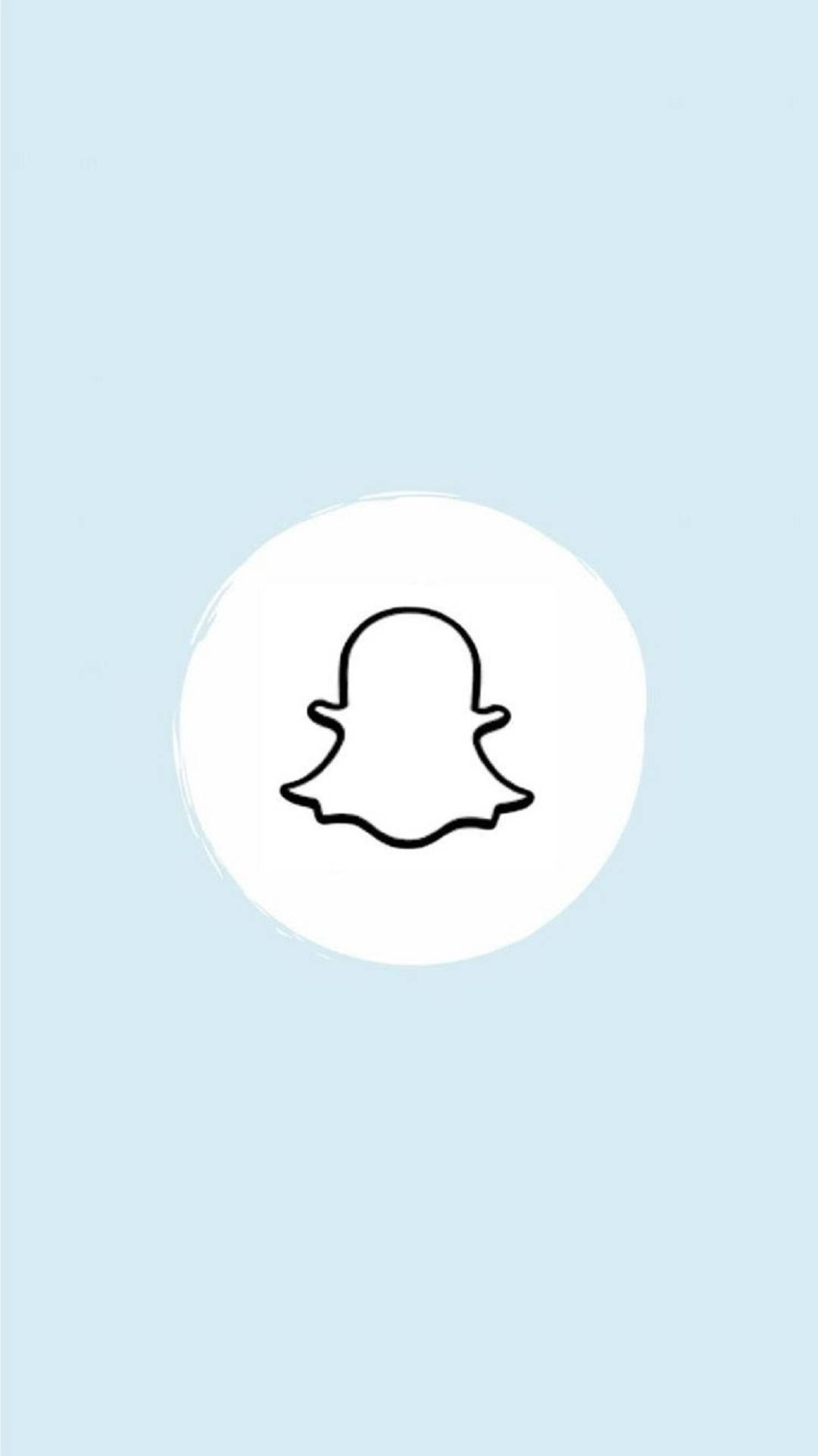 Snapchat 藍色圖標 壁紙 — 一個簡約的黑色Snapchat鬼魂標誌輪廓，置中於白色圓形內，背景為柔和藍色。
