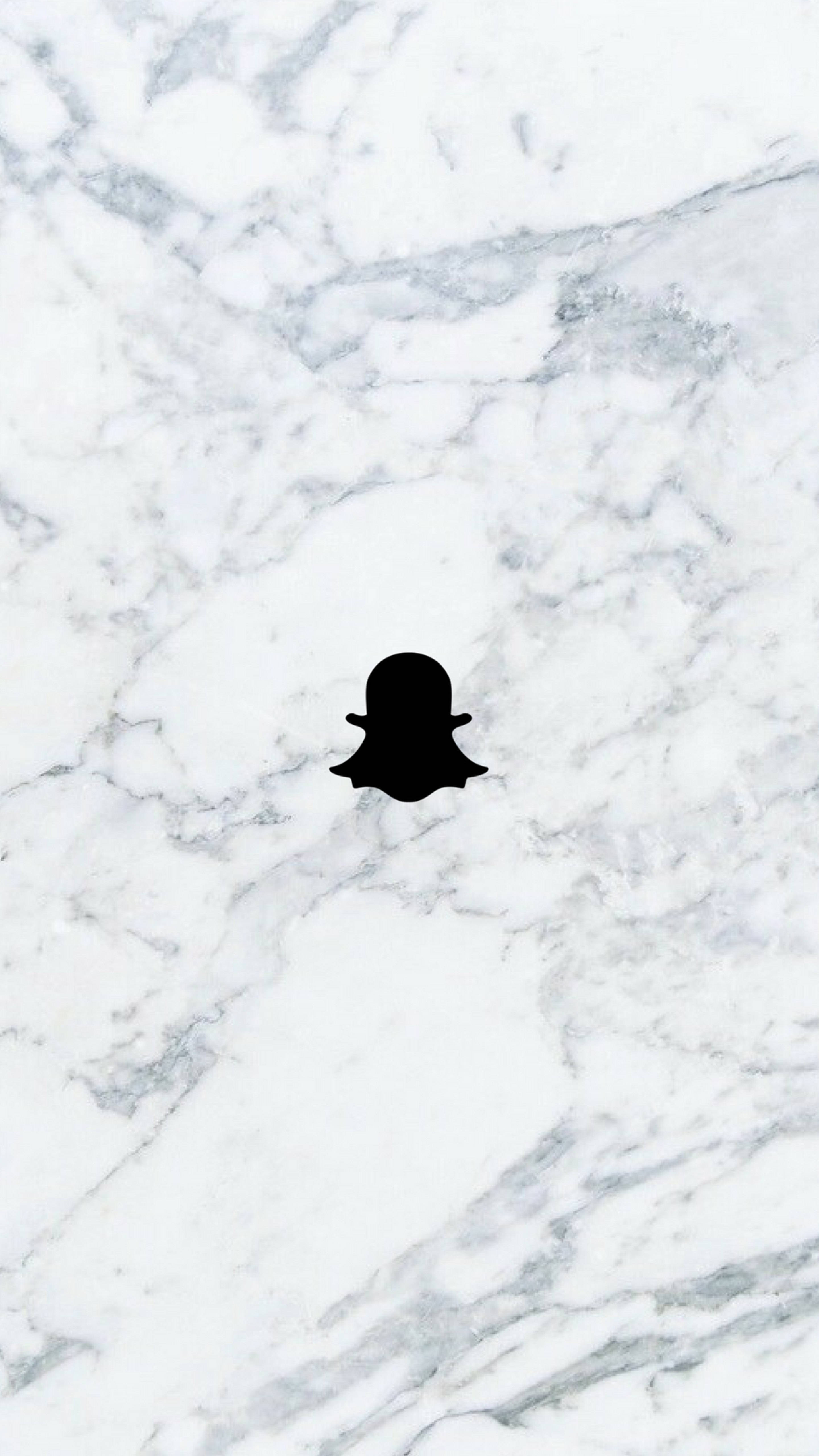 Snapchat圖標大理石風格 壁紙 — 一個黑色Snapchat鬼魂標誌置中於白色和灰色大理石背景上，帶有流動紋理。