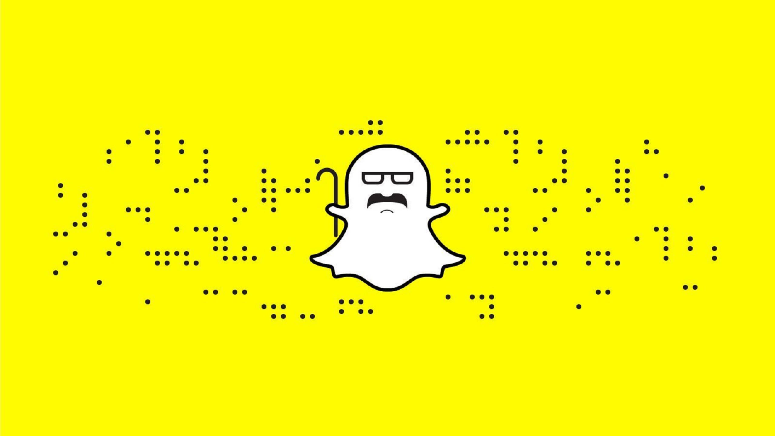 Snapchat幽靈向量圖 壁紙 — 一個戴太陽眼鏡和鬍鬚的白色卡通鬼魂，站在明亮的黃色背景前，周圍環繞著黑色圓點圖案。