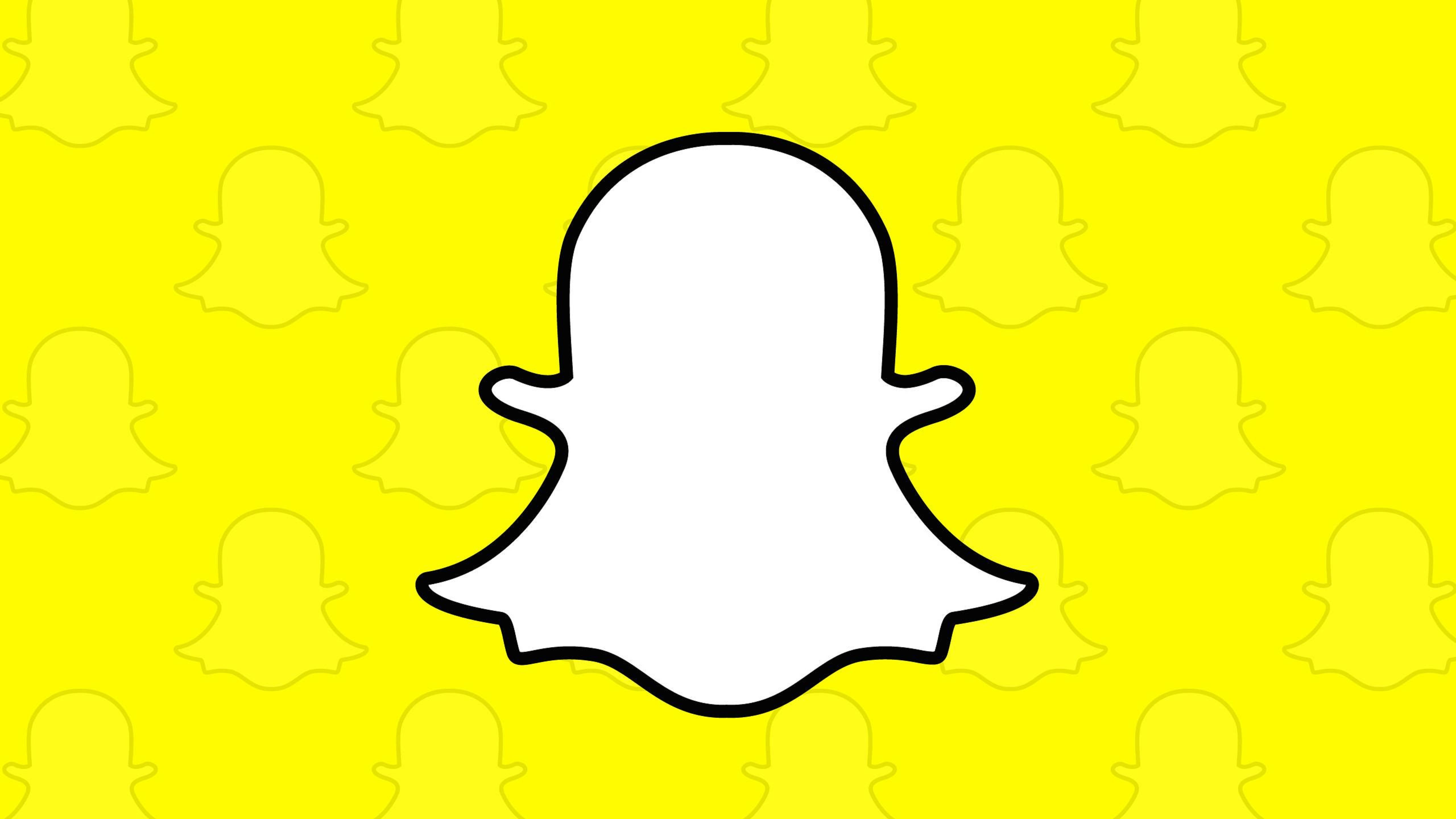 Snapchat應用程式標誌向量圖 壁紙 — 一個大膽的白色Snapchat鬼魂標誌，帶有黑色輪廓，居中在充滿活力的黃色背景上，帶有微弱的重複鬼魂圖案。