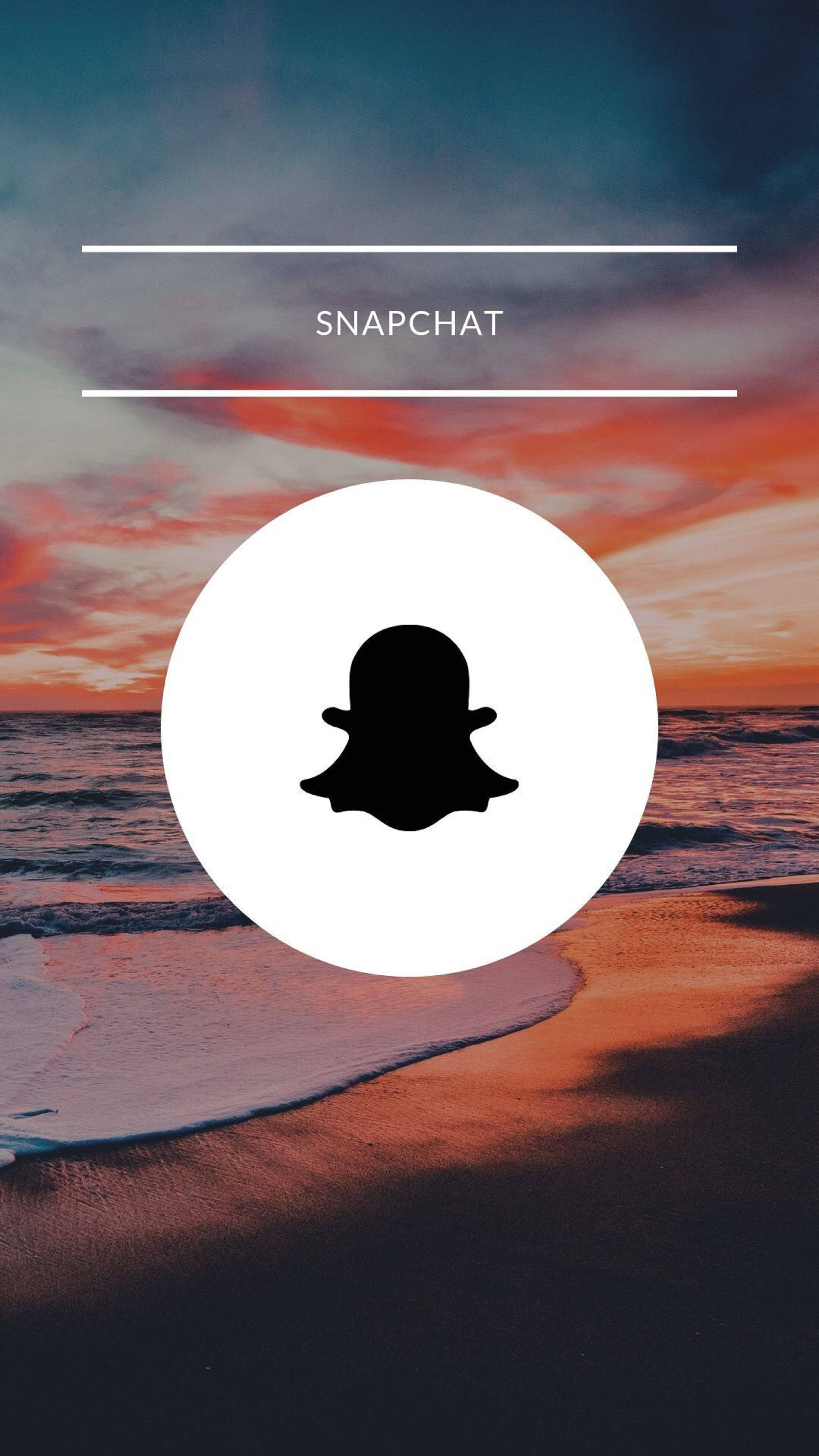 Snapchat標誌日落風格 壁紙 — Snapchat 標誌置中於充滿活力的日落沙灘場景，有海浪和色彩繽紛的天空。