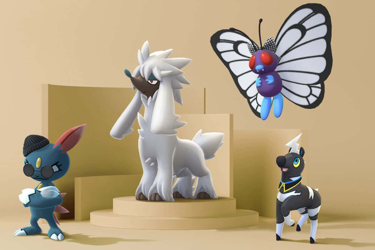 Sneasel、Furfrou、Butterfree與Blitzle 3D模型 壁紙 — 三個風格化的寵物小精靈公仔和一個蝴蝶玩具展示在米色平台上，背景為溫暖的米色。