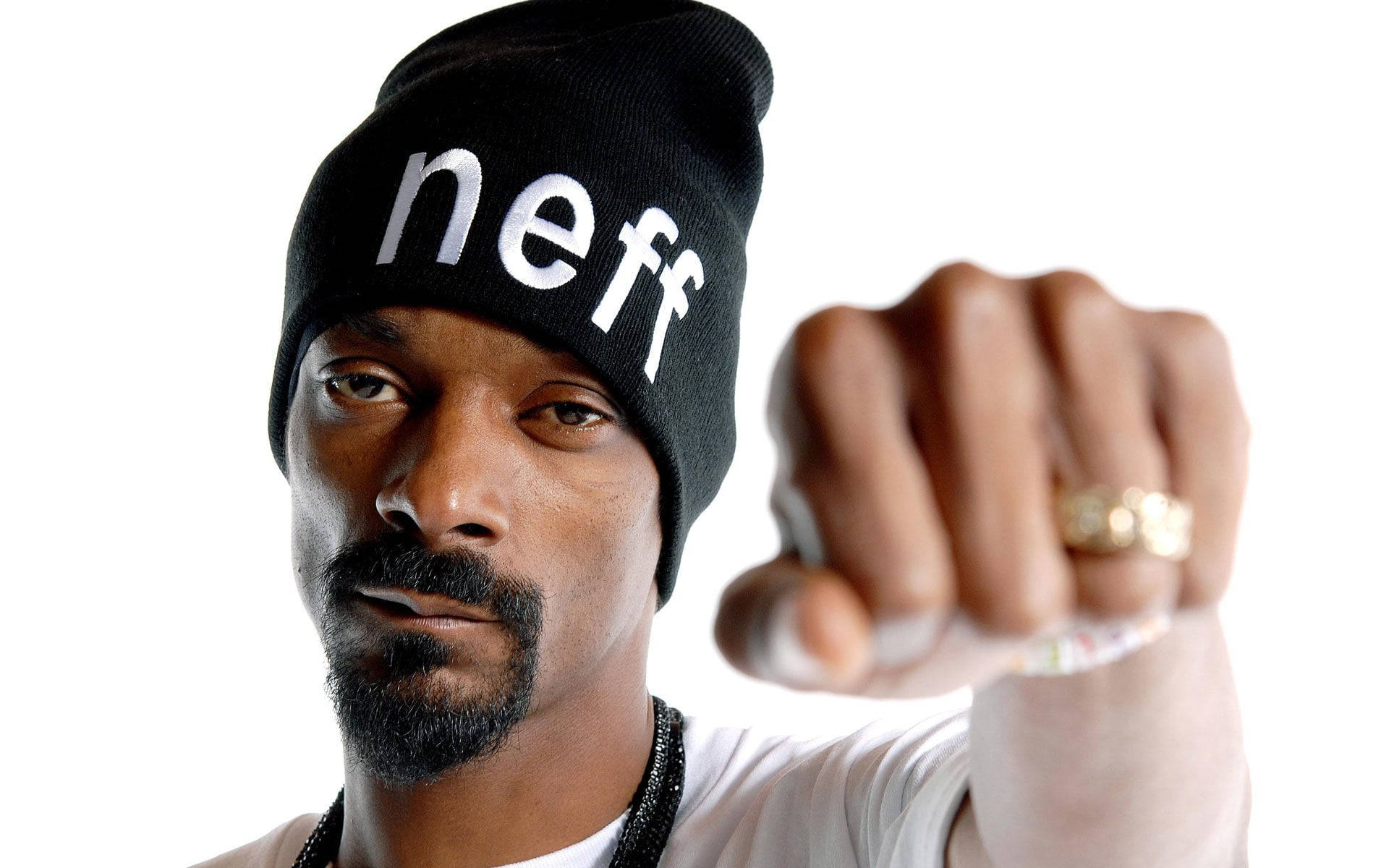 Snoop Dogg 戴Neff毛線帽 壁紙 — Snoop Dogg 戴住黑色 'neff' 冷帽，喺純白背景前直接指向觀眾。
