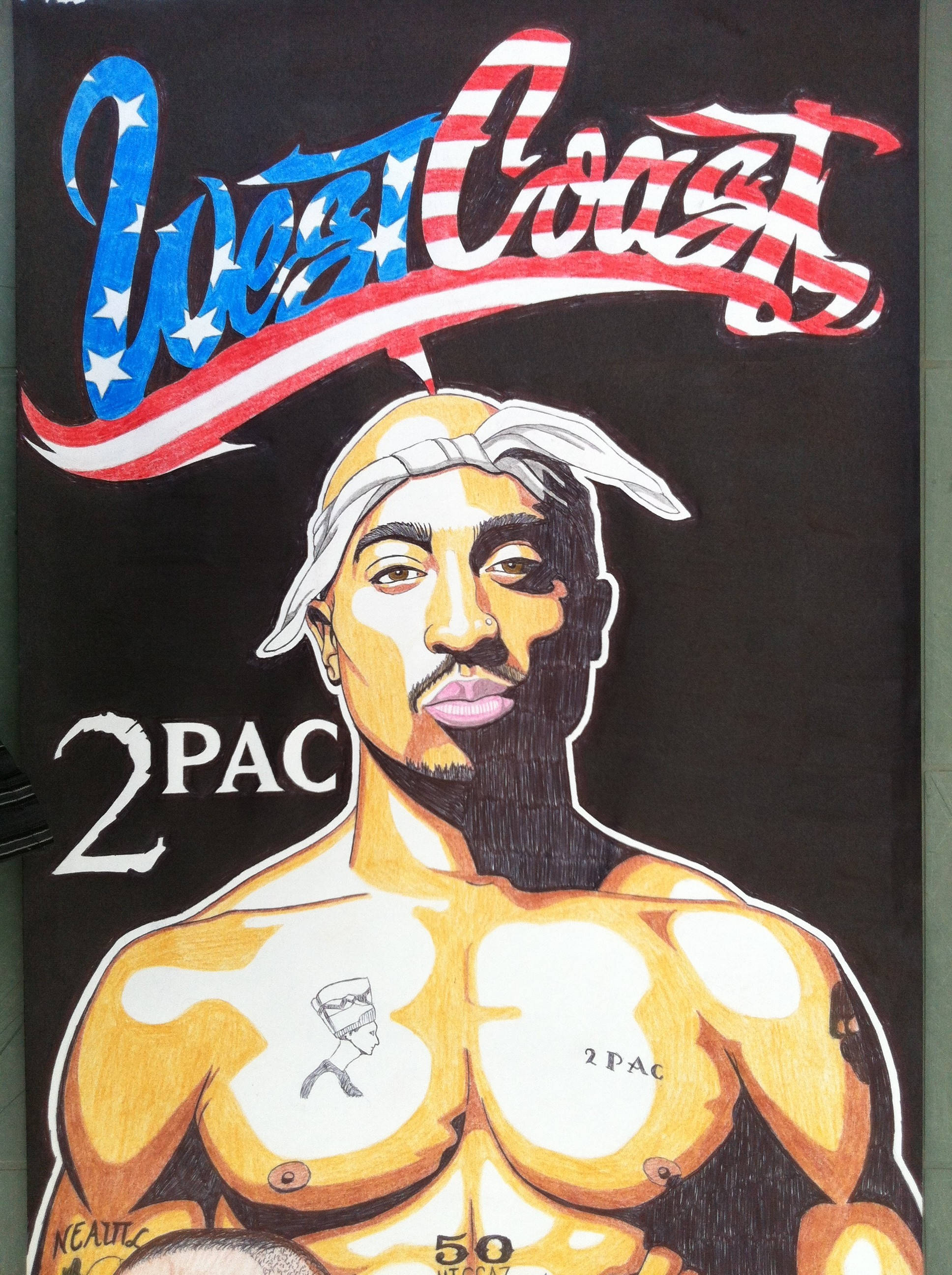 Snoop Dogg 演唱會 壁紙 — 一幅充滿活力的Tupac Shakur插圖，上方帶有愛國字體的「West Coast」，背景為黑色。
