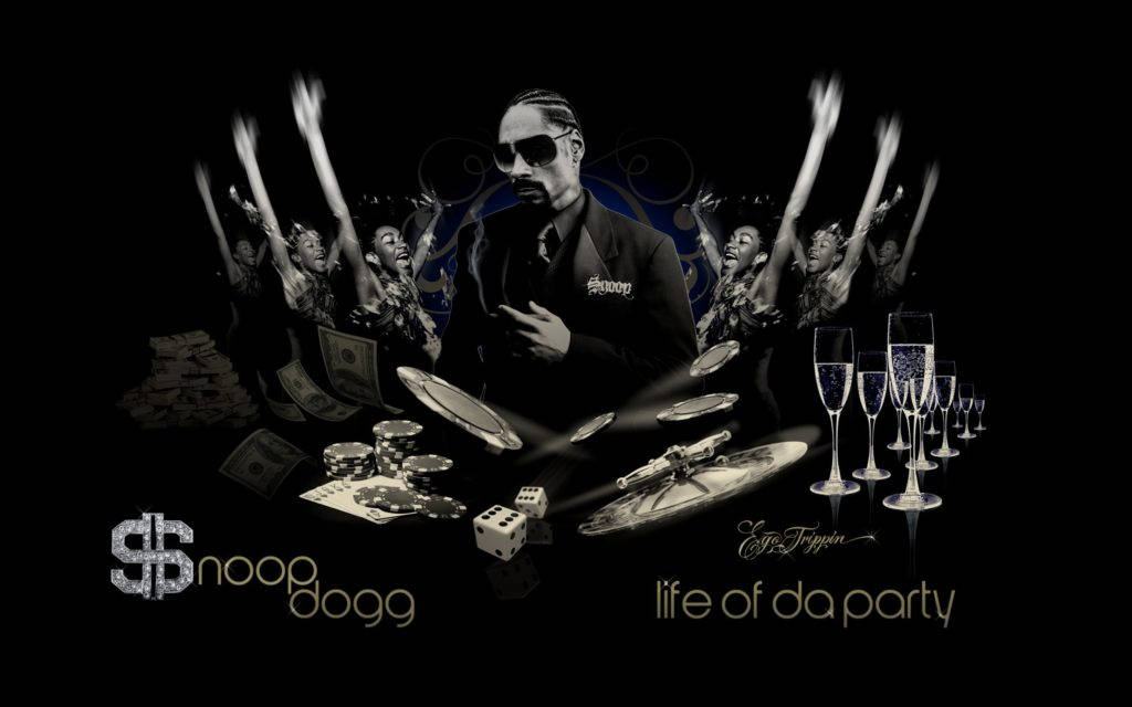 Snoop Dogg 生活派對 壁紙 — Snoop Dogg 身穿西裝和太陽眼鏡，站在漂浮的鈔票、籌碼、骰子和香檳杯之間，派對參與者在黑色背景下舉臂慶祝。