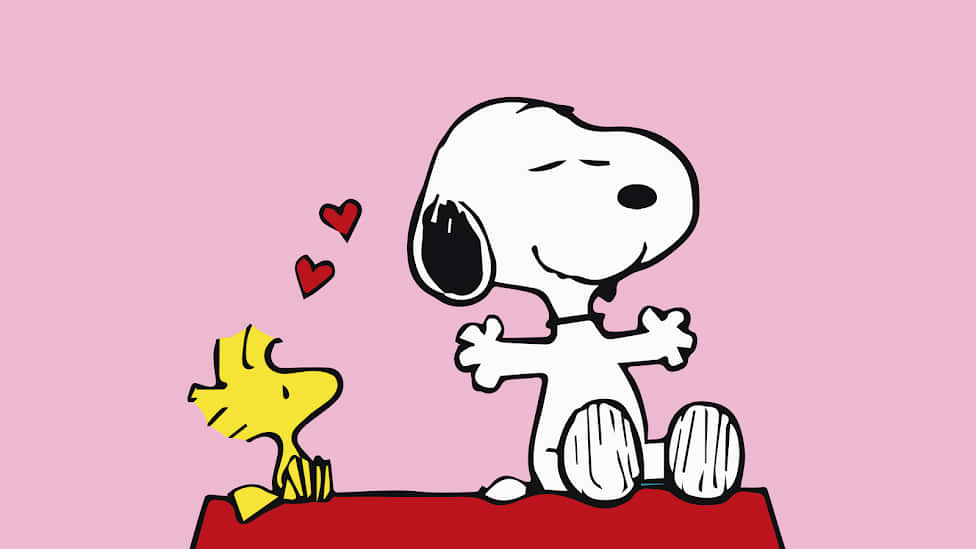 Snoopy Desktop 桌布 壁紙 — 史努比和胡士托坐在紅色表面上，背景為粉紅色，胡士托上方有漂浮的心形圖案。