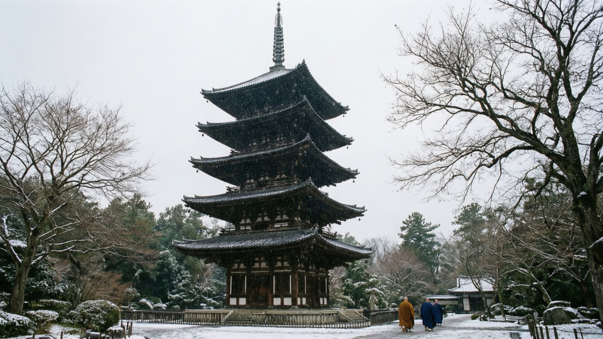 一座被雪覆蓋的日本寶塔，僧侶在冬天附近行走。