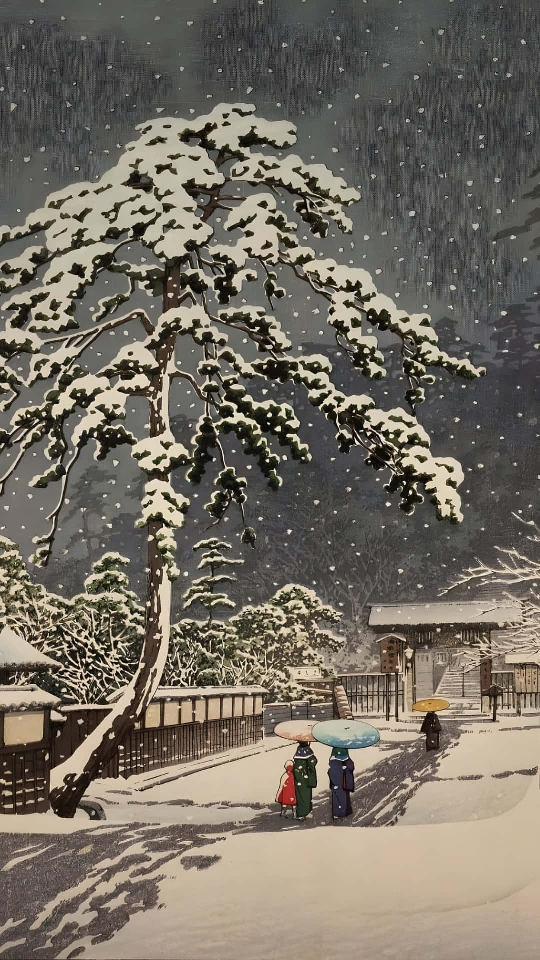  壁紙 — 白雪覆蓋著高聳的松樹，兩個撐著彩色雨傘的身影在飄落的雪花中，沿著傳統門附近的一條安靜小徑行走。