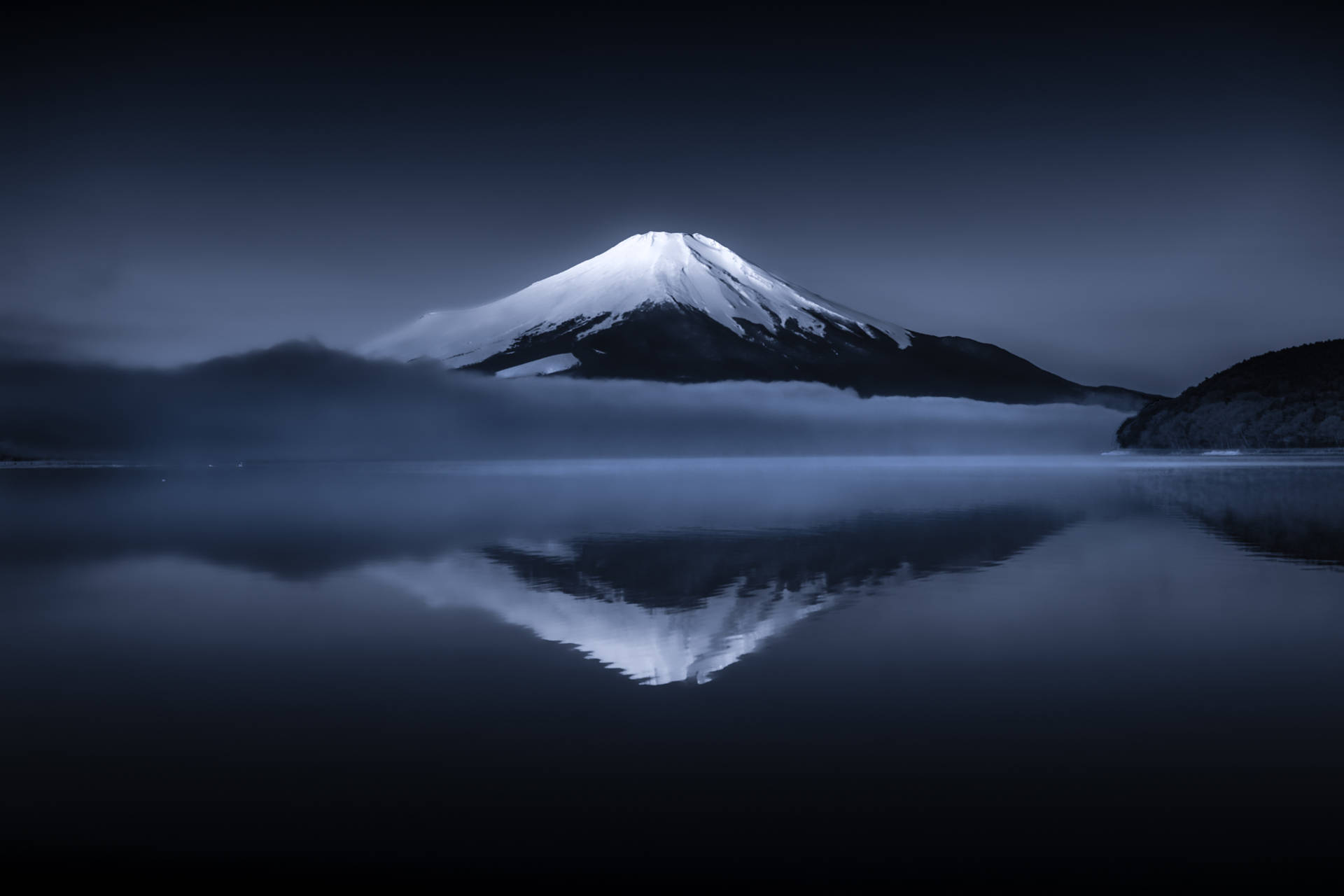 富士山倒影在霧氣瀰漫的湖面上（夜晚）