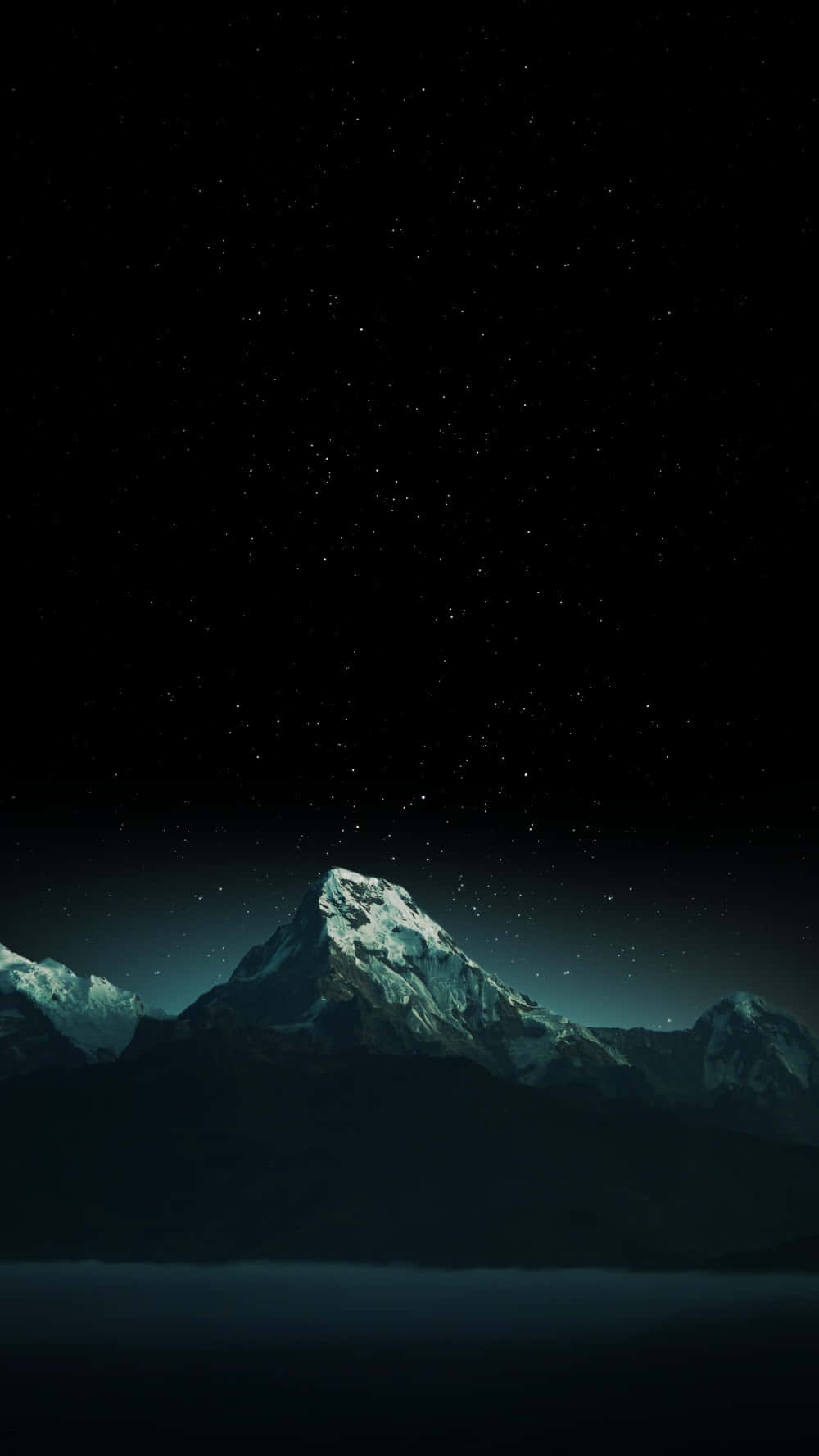  壁紙 — 白雪覆蓋的山峰在星空下聳立，地平線泛起深藍綠色的光芒。