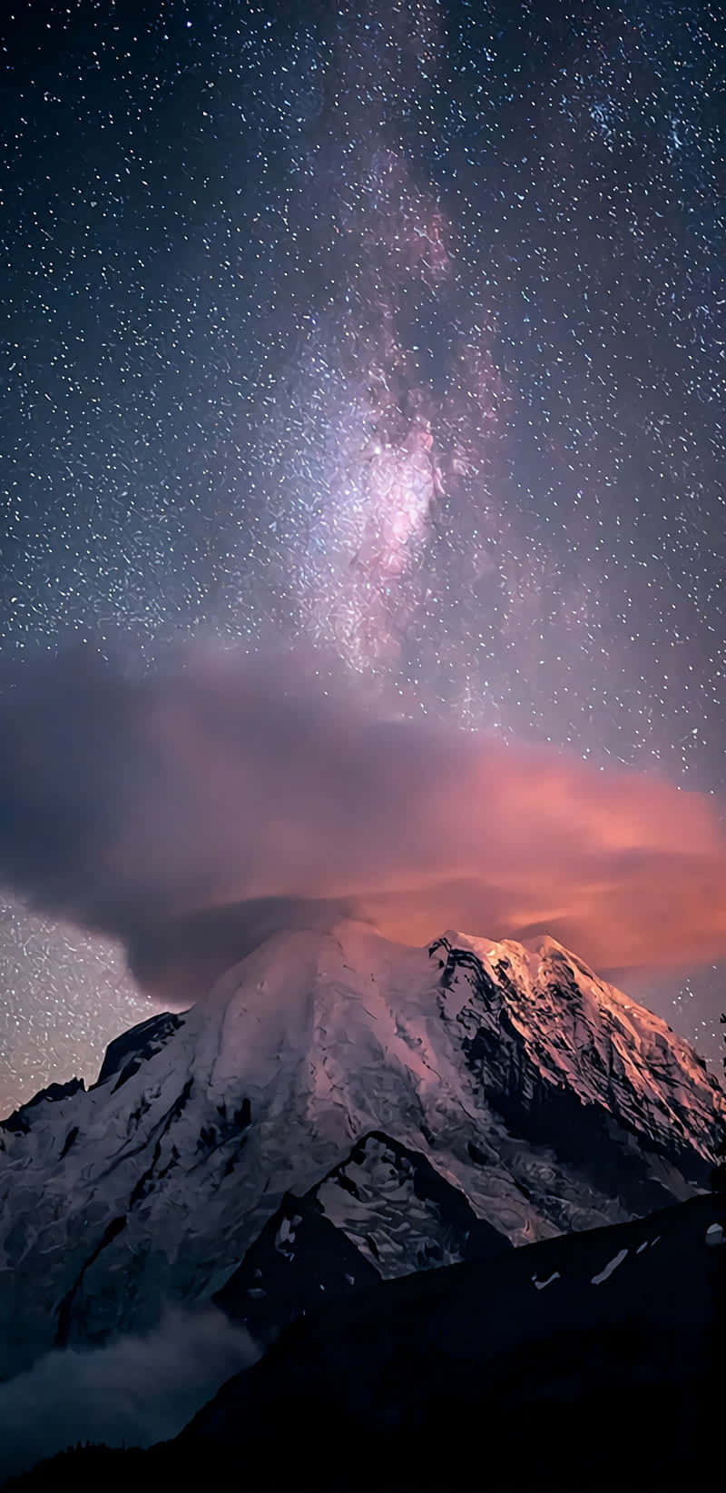  壁紙 — 白雪覆蓋的山峰在璀璨星空下聳立，銀河在粉紅雲層中閃耀。