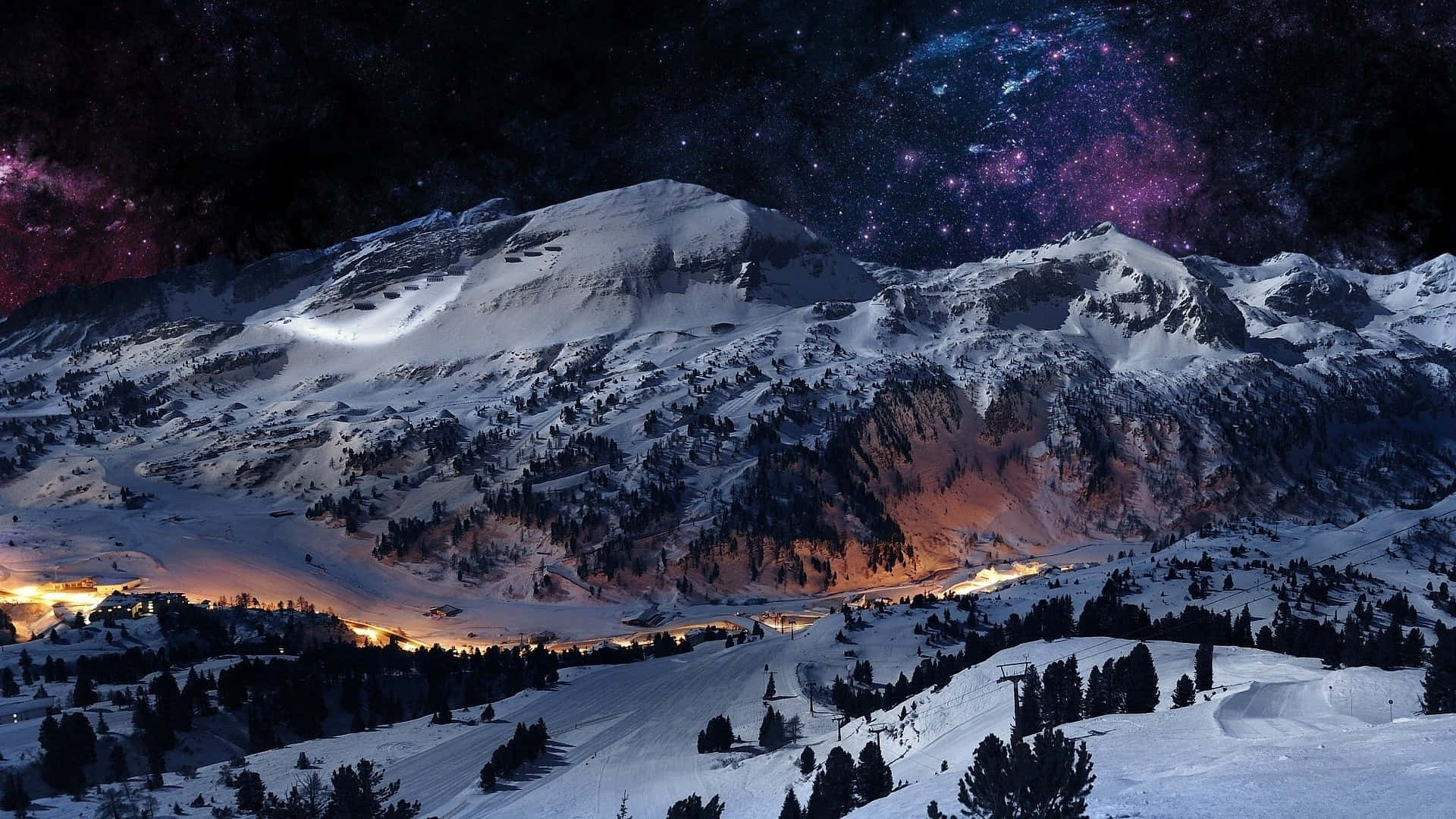  壁紙 — 積雪的山峰在充滿活力的星空下閃耀，紫色星雲位於燈火通明的山谷之上。