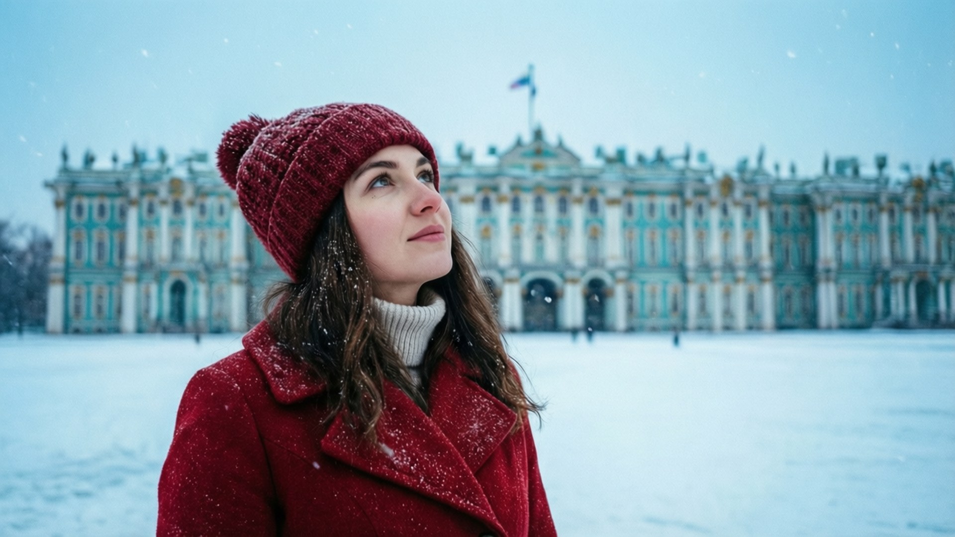 身穿紅色冬季外套和帽子的女子站在雪中，面前是一座宏偉的宮殿
