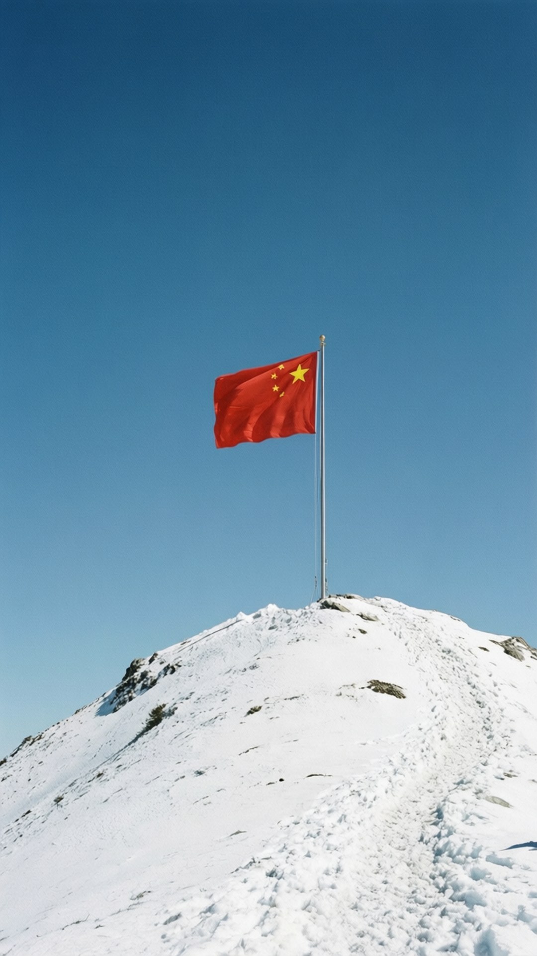 紅色中國國旗帶黃色星星在積雪山頂上飄揚，藍天背景