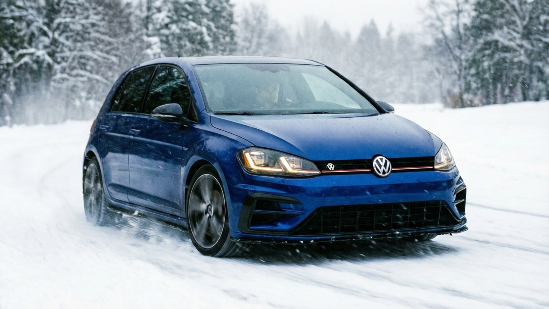 一輛藍色福士Golf在雪路上行駛，穿過冬季森林。