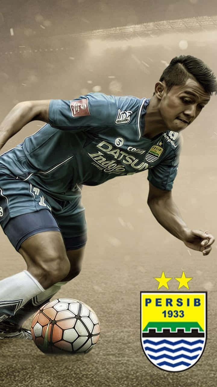  壁紙 — 一名身穿藍色 Persib 球衣的足球員在塵土飛揚的球場上運球，背景是體育場燈光閃爍。