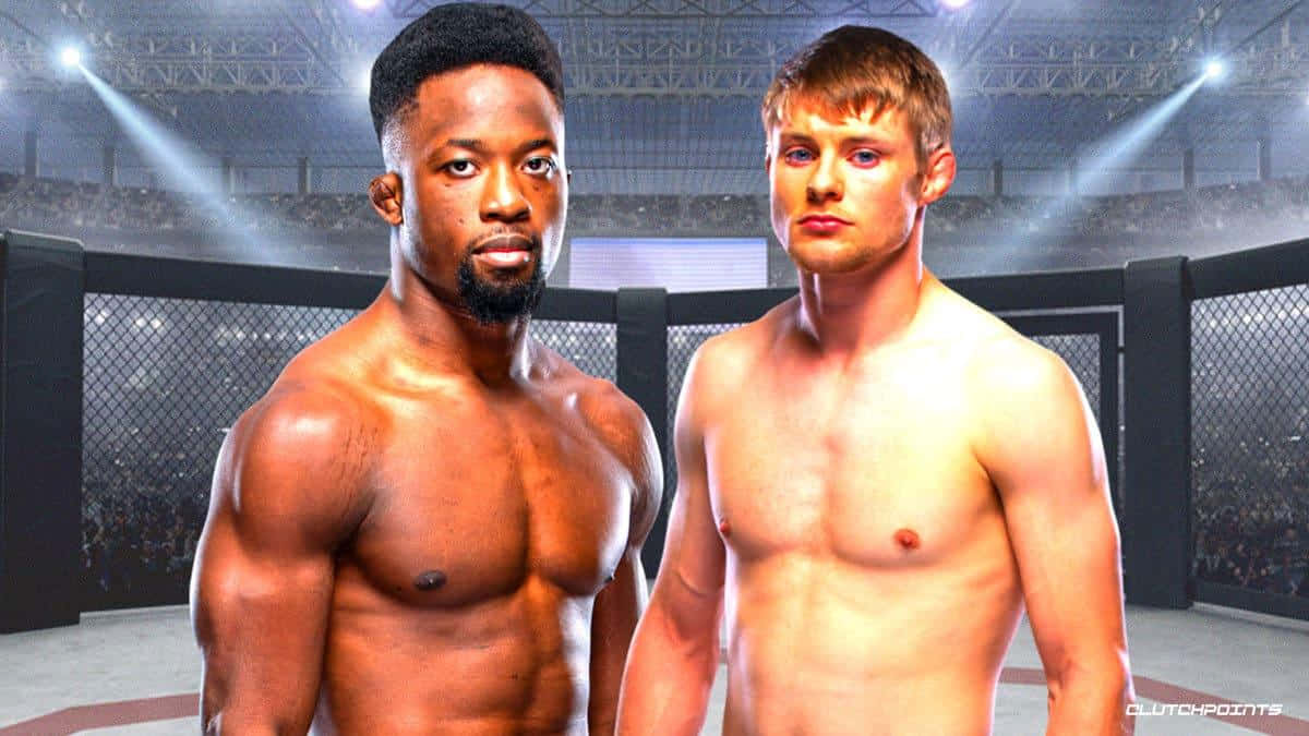 Sodiq Yusuff 對戰 Bryce Mitchell 壁紙 — 兩名肌肉發達的拳手在燈光明亮的MMA八角籠中面向正前方站立，背景有群眾。