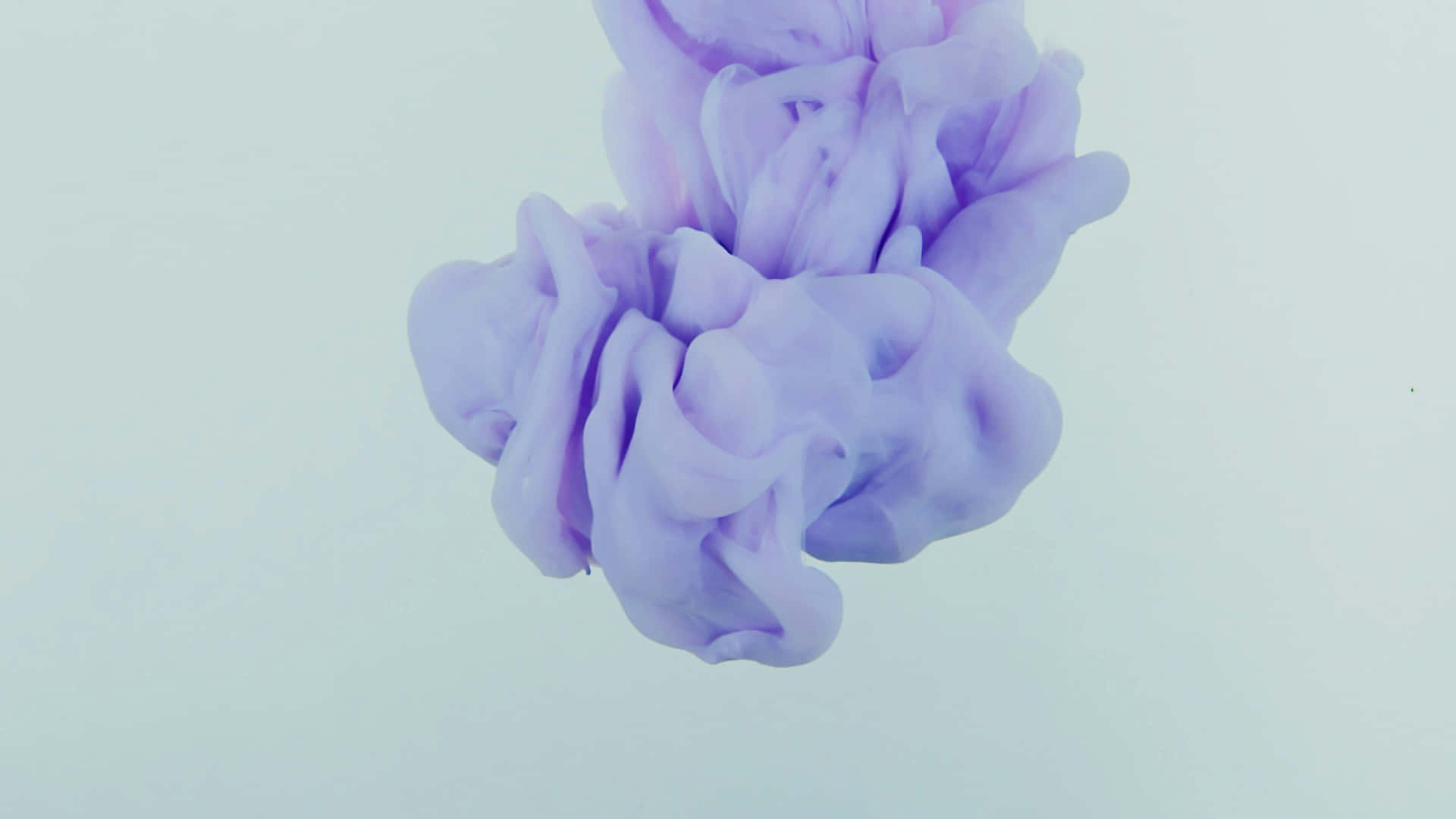  壁紙 — 柔和的薰衣草色墨水在清水中優雅地旋轉，營造出夢幻般的抽象動感。