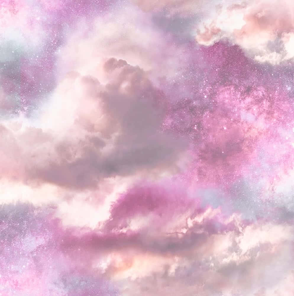  壁紙 — 柔和的粉彩雲朵在夢幻的粉紅色和薰衣草色天空中旋轉，點綴著閃爍的星星。