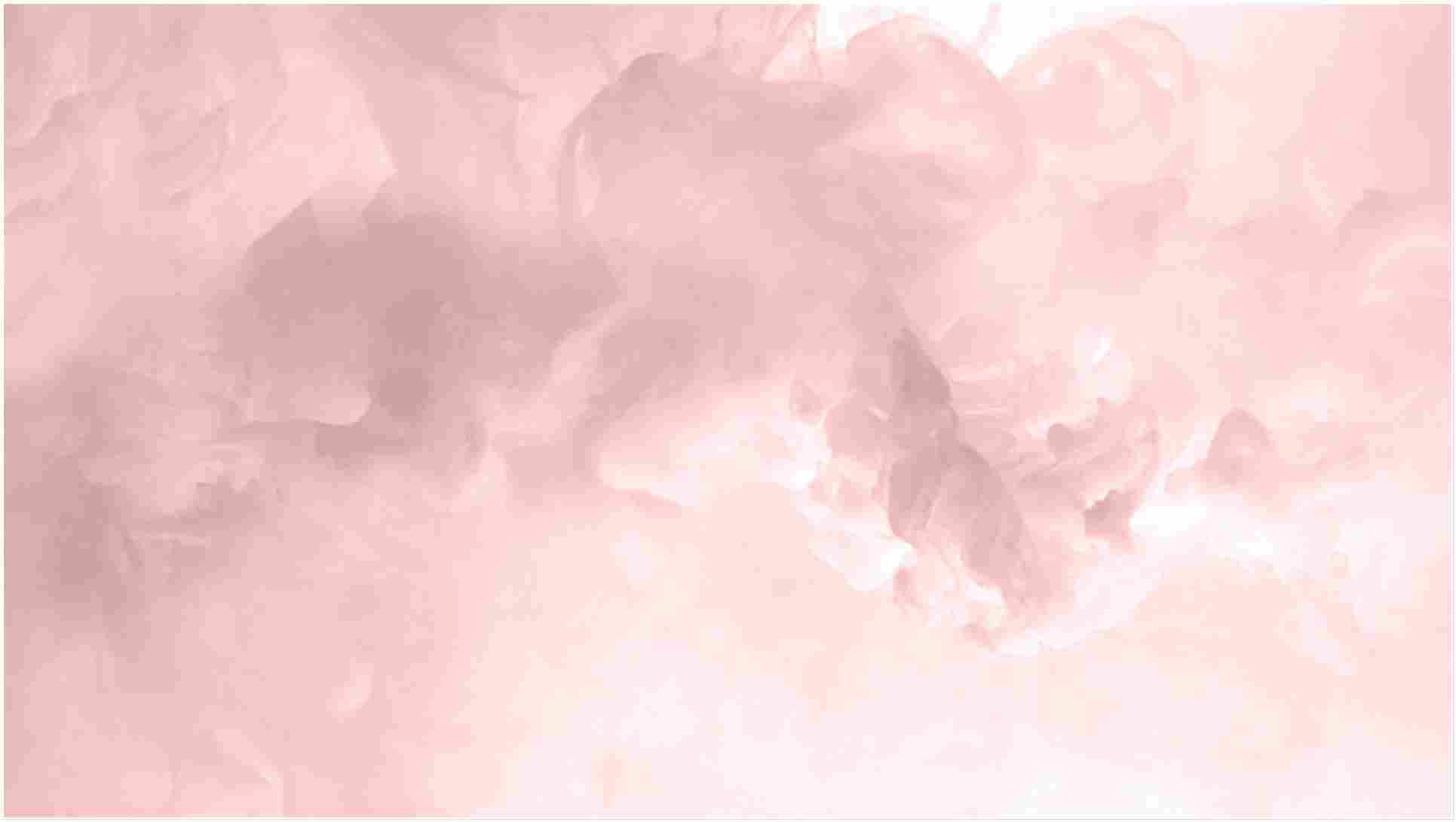 粉紅色煙霧雲朵以柔和抽象圖案飄動。