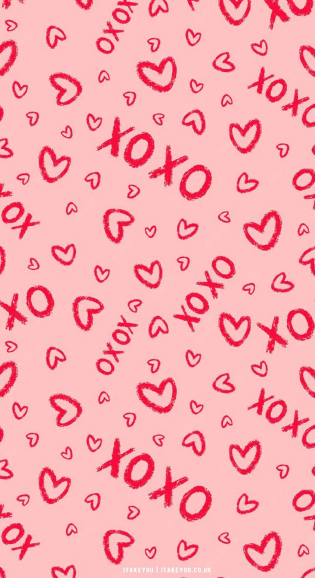  壁紙 — 柔和粉紅色牆紙，充滿散落的紅色心形和手寫 xoxo 文字，以俏皮塗鴉風格呈現。
