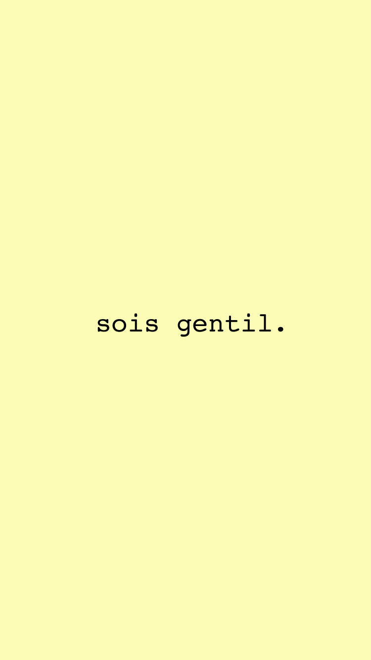 淡黃色背景上帶有法文短語 sois gentil 的文字壁紙。