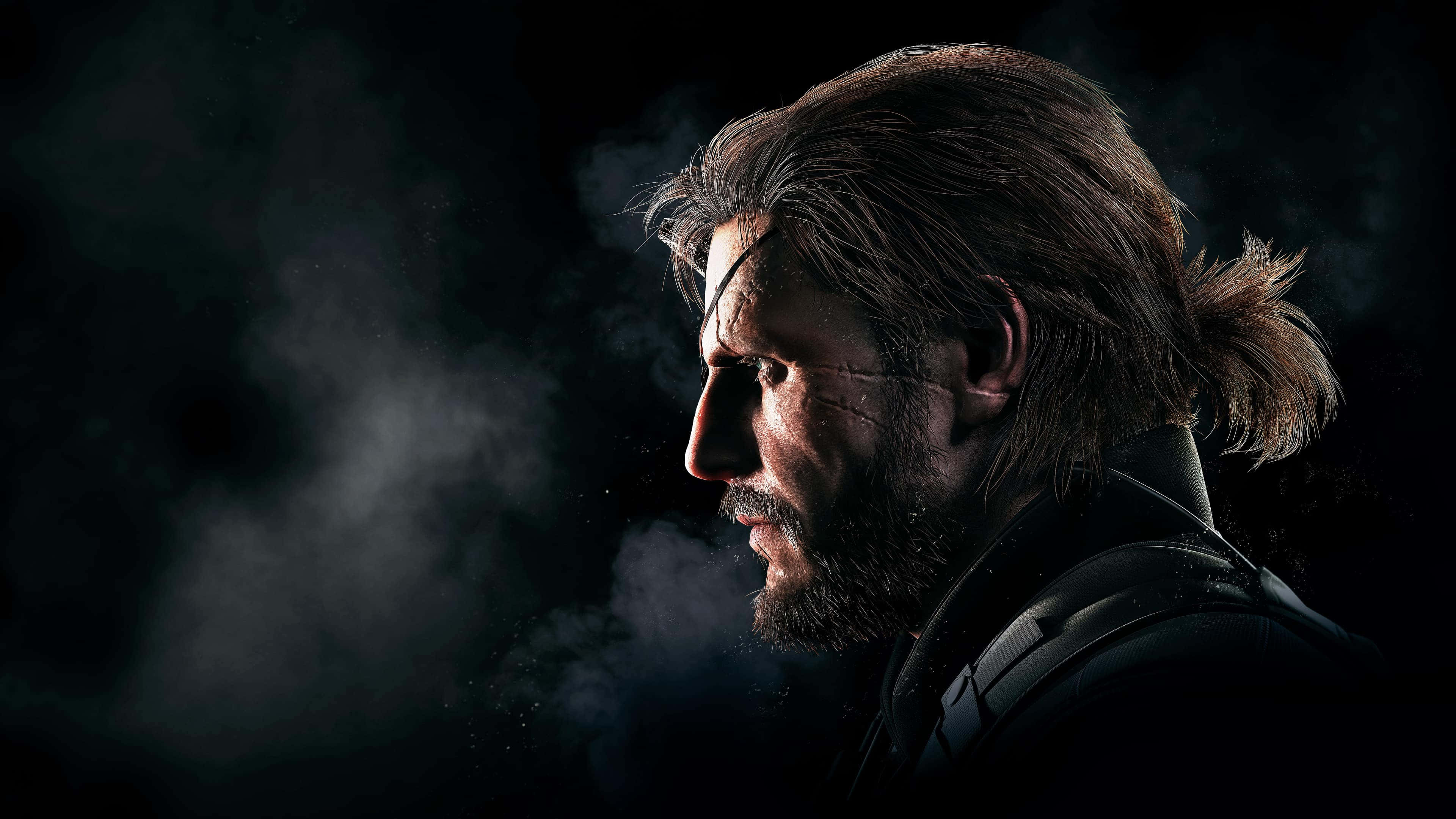 Solid Snake 黑暗攝影棚 壁紙 — 一個粗獷的男人，留著鬍子和馬尾辮，在煙霧瀰漫的黑暗背景下專注地凝視。