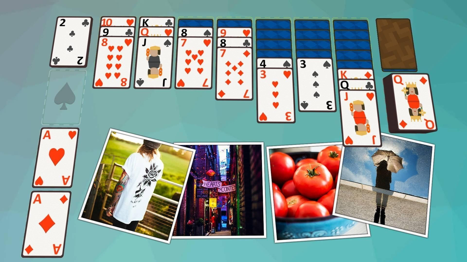 美學Solitaire紙牌遊戲 壁紙 — 充滿活力的青綠色背景上，散落著撲克牌和四張小照片，分別是一名紋身人士、一個霓虹燈牌、番茄和一個在雨傘下的人。
