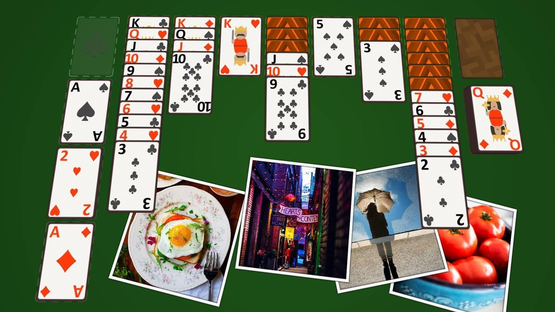 Solitaire 與照片 壁紙 — 一張綠色氈面撲克枱上散落著啤牌，牌中嵌有美食街景和番茄的照片。