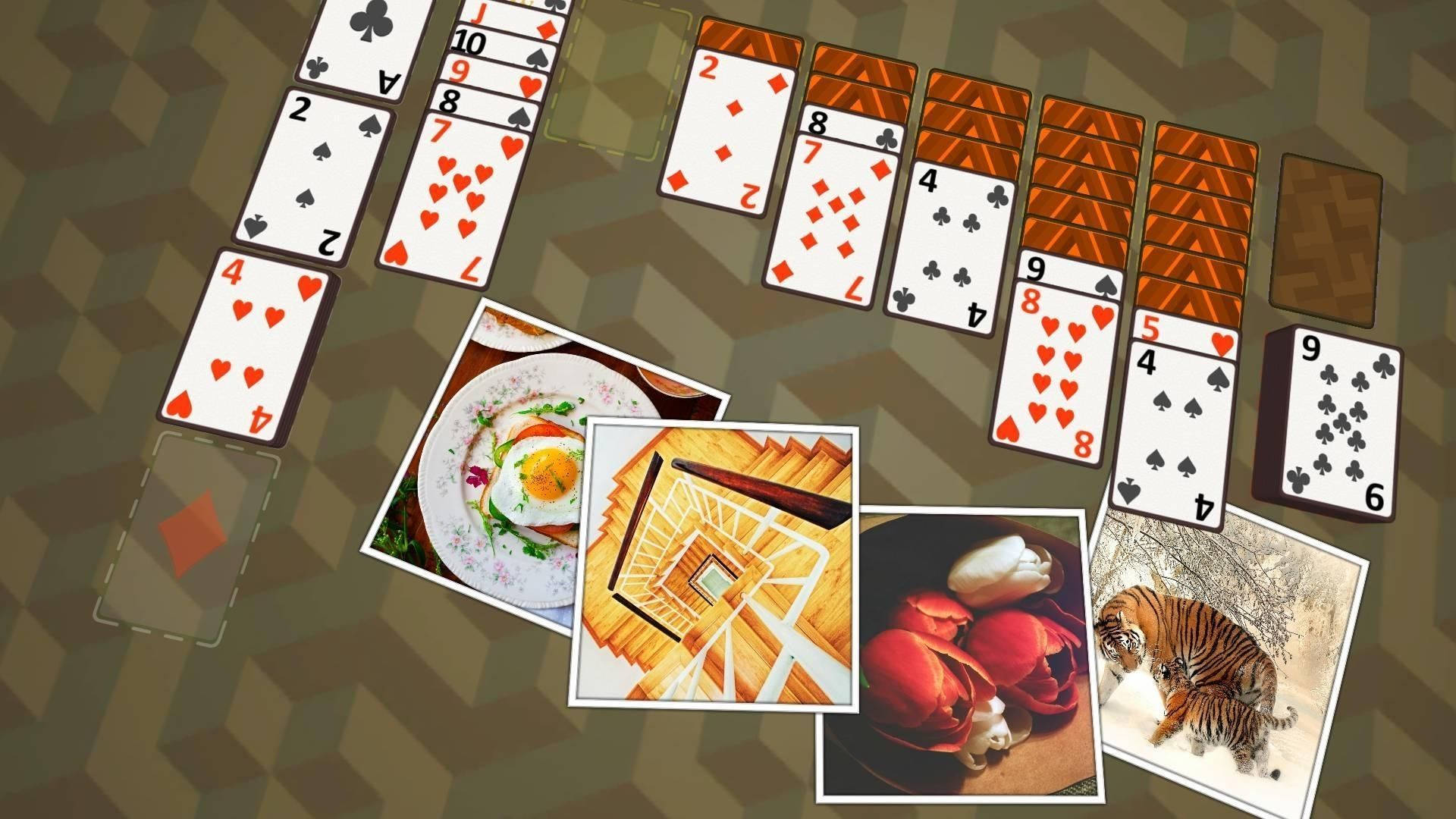 Solitaire 與美學圖像 壁紙 — 數位拼貼，由撲克牌和照片印刷品排列在幾何圖案表面上。