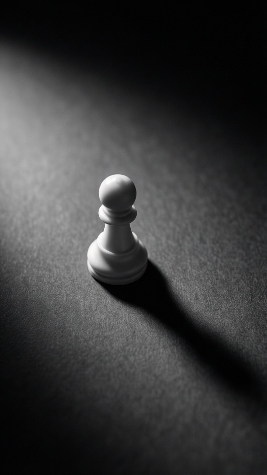 白色國際象棋兵被聚光燈照亮在深色紋理表面上，帶有長影子