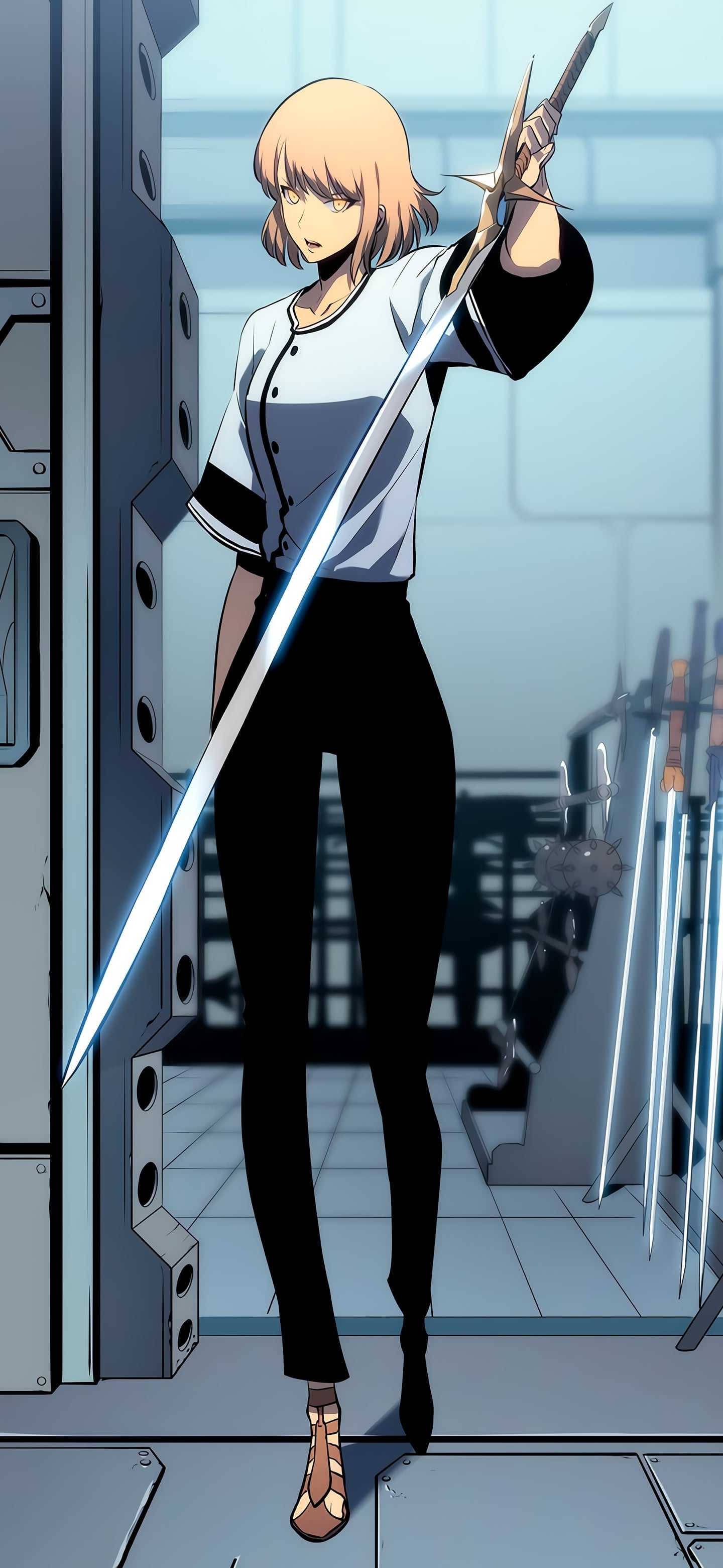 Solo Leveling 手持劍的Hae-In 壁紙 — 一位金髮動漫女孩，身穿白襯衫和黑褲，在未來金屬房間中手持發光劍。