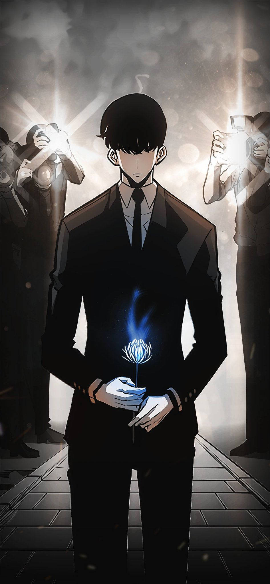 《Solo Leveling》Jin-Woo 與花朵 壁紙 — 一個嚴肅的動漫男人穿著黑色西裝，在昏暗的走廊裡拿著發光的藍色花朵，周圍的攝影師閃光燈閃爍。