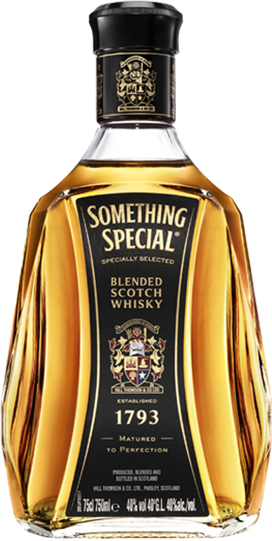 Something Special 苏格兰威士忌酒瓶 壁紙 — 一瓶時尚的Something Special Blended Scotch Whisky，金色液體和黑色標籤，背景為純白色。