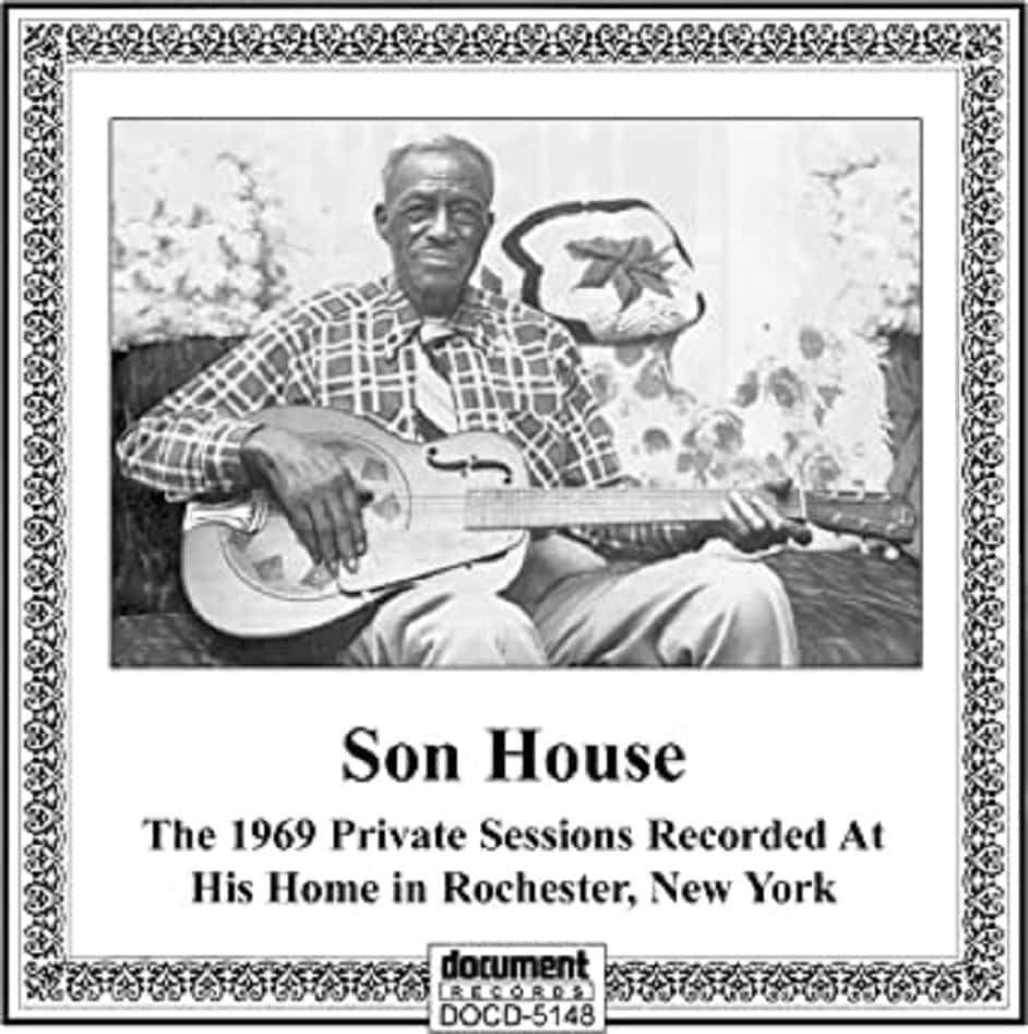 Son House 1969 私人錄音室專輯封面 壁紙 — 藍調音樂家 Son House 坐著手持共鳴結他的黑白肖像，帶有華麗框架及下方文字。