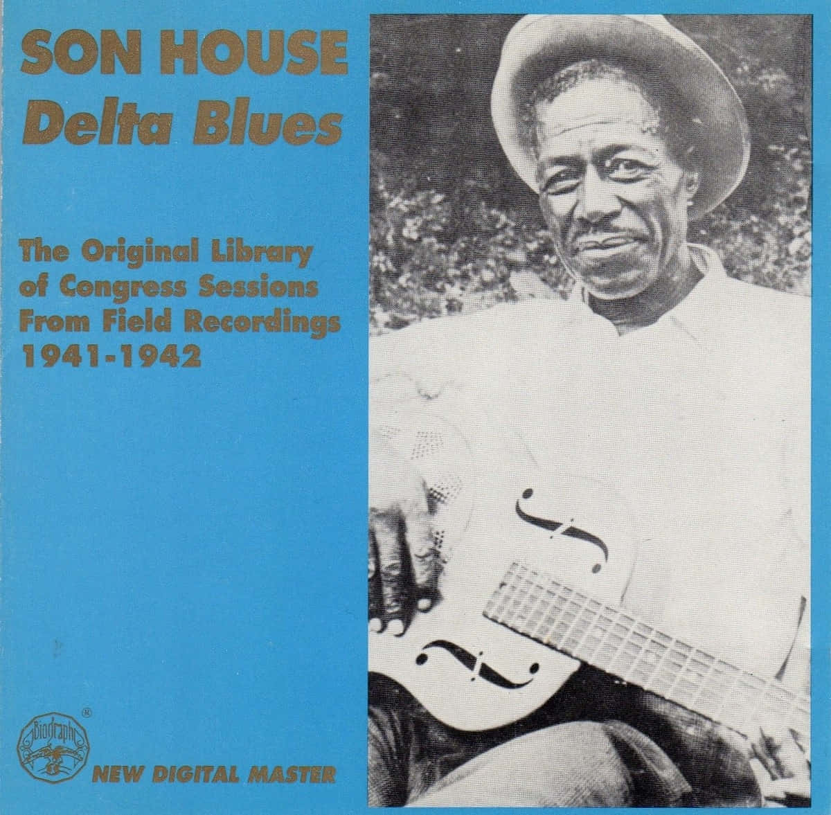 三角洲藍調傳奇歌手 Son House 壁紙 — 一張復古專輯封面顯示Son House微笑著拿著共鳴結他，背景為藍色並帶有文字。