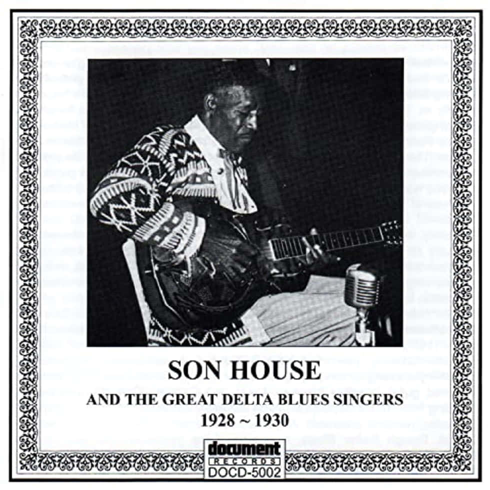 Son House在唱片專輯封面上用復古麥克風彈結他。