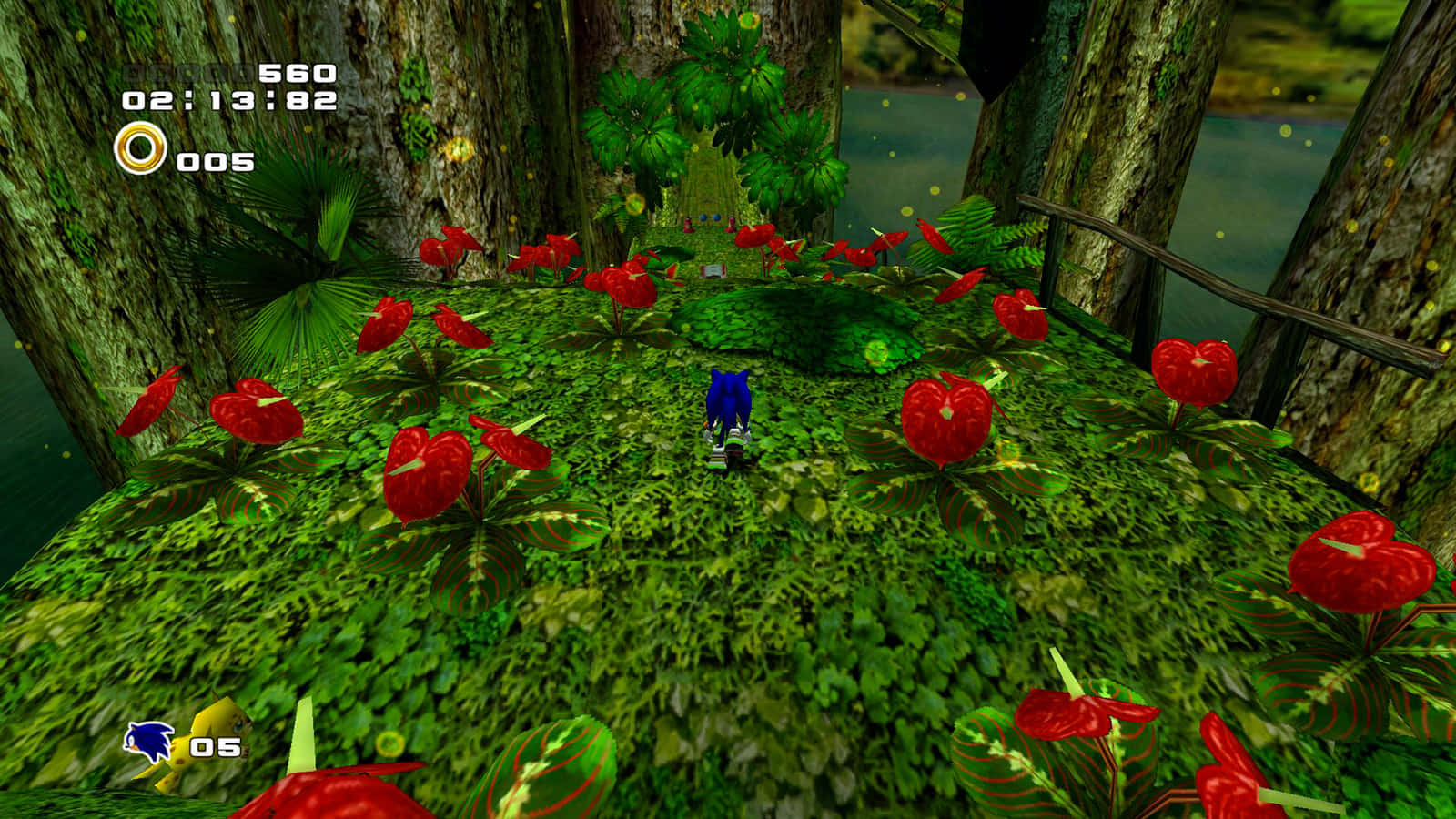 Sonic Green Forest 桌布 壁紙 — Sonic the Hedgehog 穿過一個充滿鮮豔紅花和高聳樹木的茂密叢林奔跑。