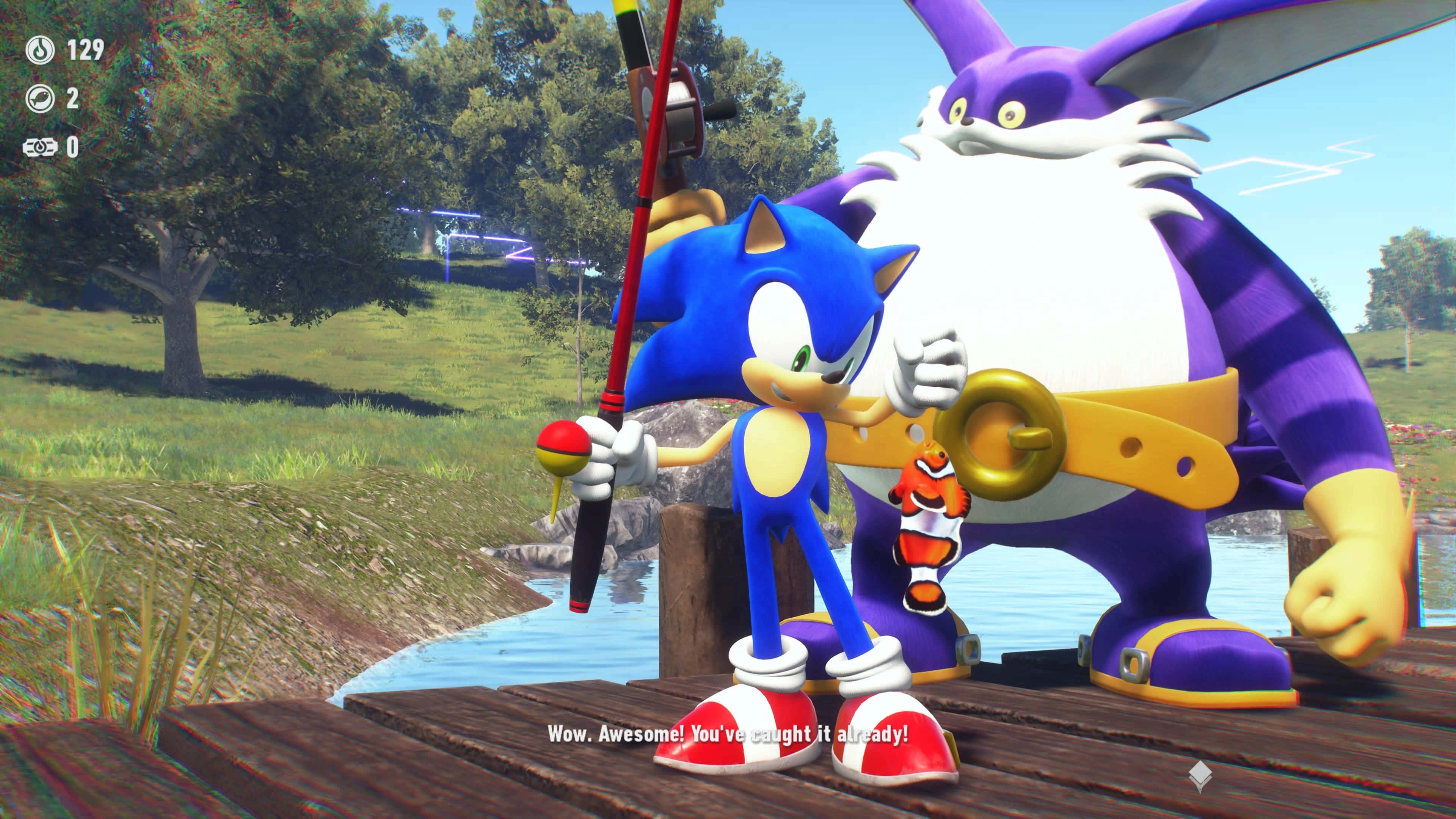 Big The Cat 桌布 壁紙 — Sonic the Hedgehog 自豪地拿著一根釣竿，釣竿上有一條釣到的魚，他站在碼頭上，旁邊有一個巨大的紫色貓咪角色。