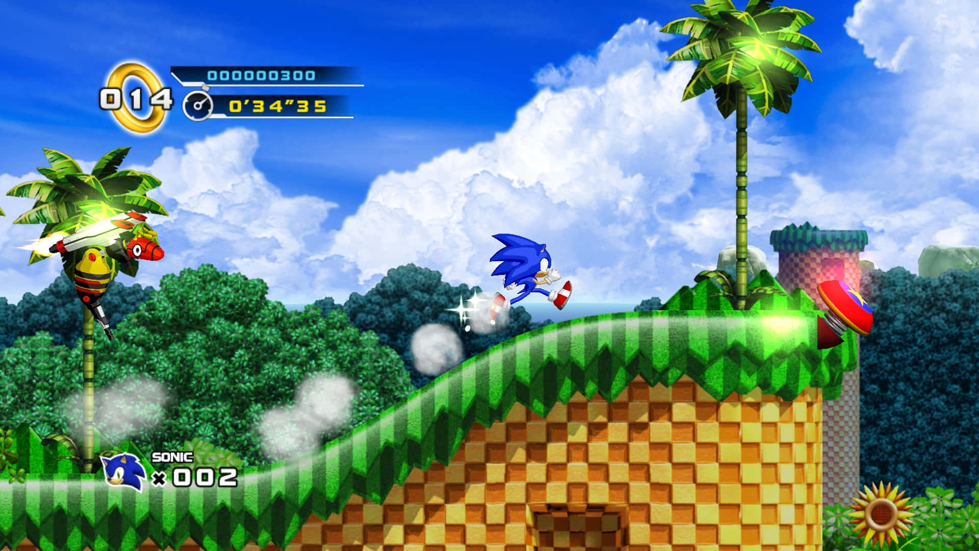 Sonic the Hedgehog 喺有棕櫚樹同藍天嘅綠色山丘上奔跑。