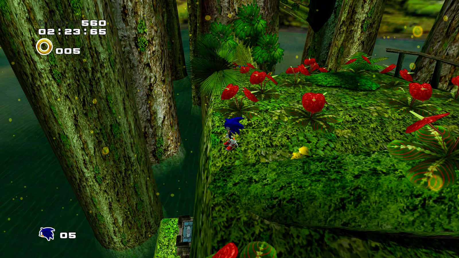 Sonic Green Forest 桌布 壁紙 — Sonic the Hedgehog 喺一個茂密嘅叢林關卡中飛馳，周圍有鮮紅色嘅花同佈滿苔蘚嘅樹幹。